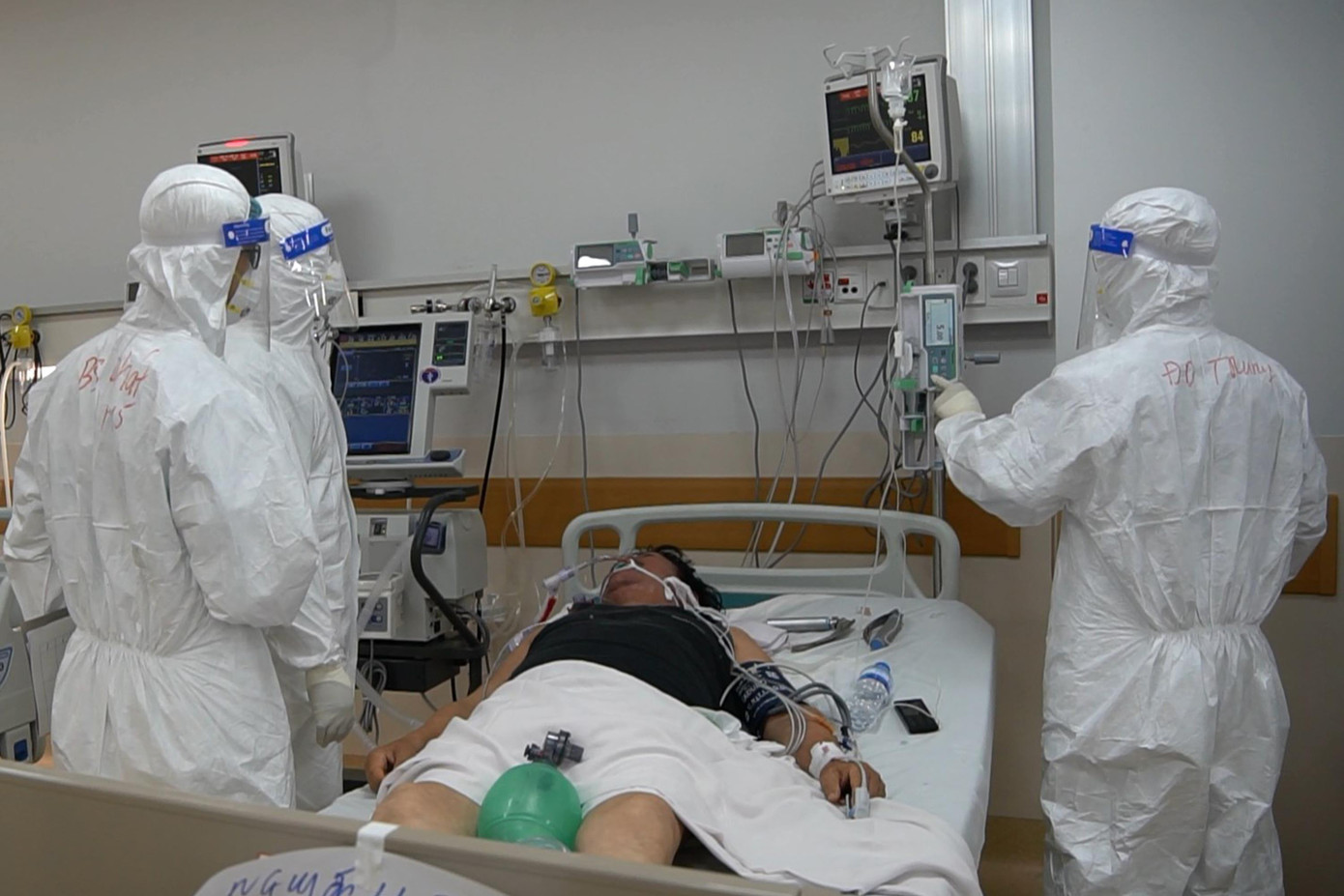 Đặt tại cơ sở 2 của Bệnh viện Ung bướu TP.HCM, Bệnh viện Hồi sức Covid-19 có quy mô 1.000 giường, trong đó có 100 giường hồi sức nguy kịch, 900 giường hồi sức nặng. Theo chiến lược “Tháp 4 tầng” trong điều trị Covid-19 tại TP.HCM, Bệnh viện Hồi sức Covid-19 chịu trách nhiệm điều trị cho các trường hợp bệnh nhân Covid-19 nặng và nguy kịch, đây được xem là chốt chặn cuối cùng trong công tác điều trị Covid-19 tại TP.HCM. Đặt tại cơ sở 2 của Bệnh viện Ung bướu TP.HCM, Bệnh viện Hồi sức Covid-19 có quy mô 1.000 giường, trong đó có 100 giường hồi sức nguy kịch, 900 giường hồi sức nặng. Theo chiến lược “Tháp 4 tầng” trong điều trị Covid-19 tại TP.HCM, Bệnh viện Hồi sức Covid-19 chịu trách nhiệm điều trị cho các trường hợp bệnh nhân Covid-19 nặng và nguy kịch, đây được xem là chốt chặn cuối cùng trong công tác điều trị Covid-19 tại TP.HCM.