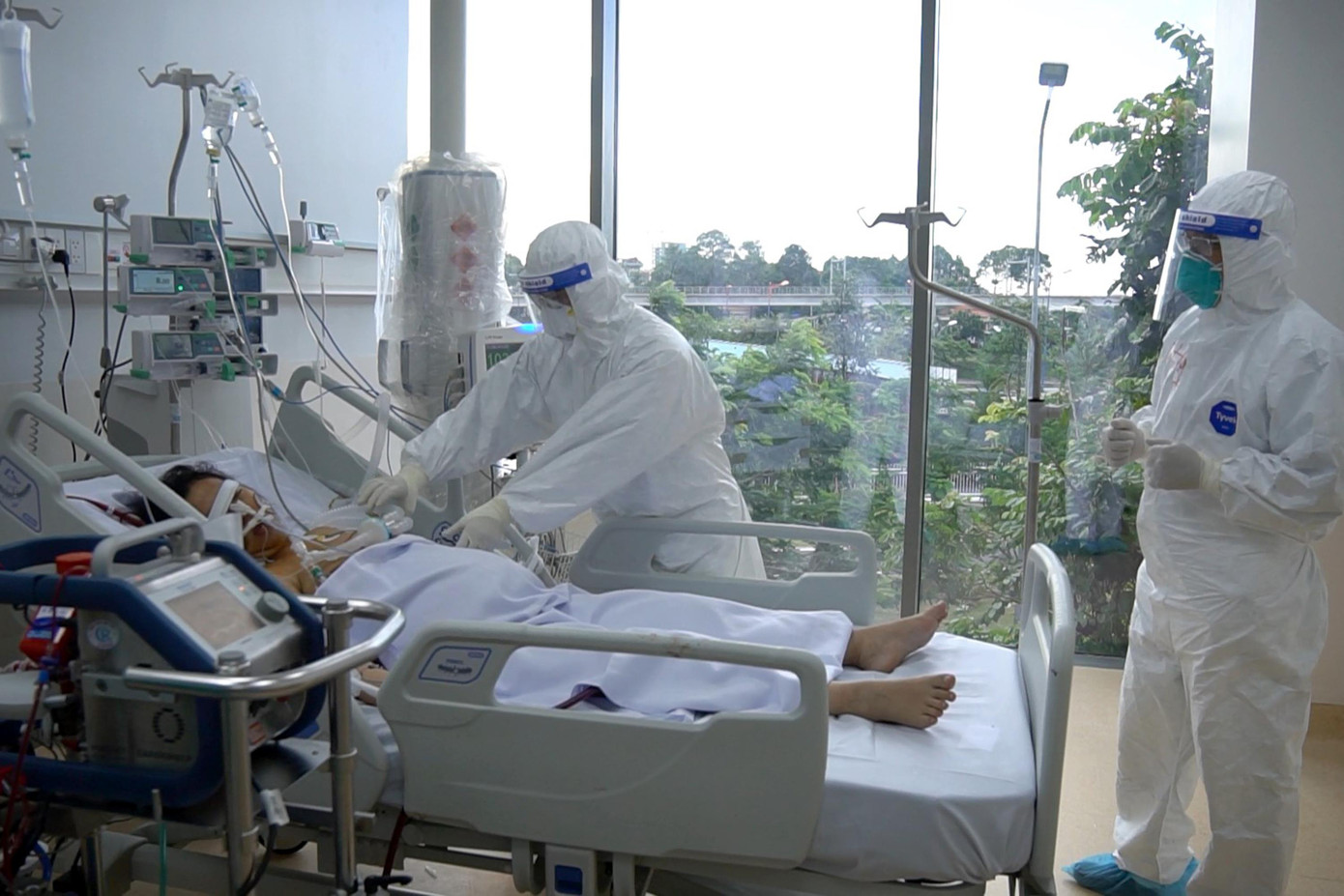 Bệnh viện Hồi sức COVID-19 đi vào hoạt động từ ngày 15/7, đến ngày 20/7 đã tiếp nhận 249 bệnh nhân nặng và nguy kịch ở cấp độ 3, độ 4 về điều trị. Bệnh viện Hồi sức COVID-19 đi vào hoạt động từ ngày 15/7, đến ngày 20/7 đã tiếp nhận 249 bệnh nhân nặng và nguy kịch ở cấp độ 3, độ 4 về điều trị.