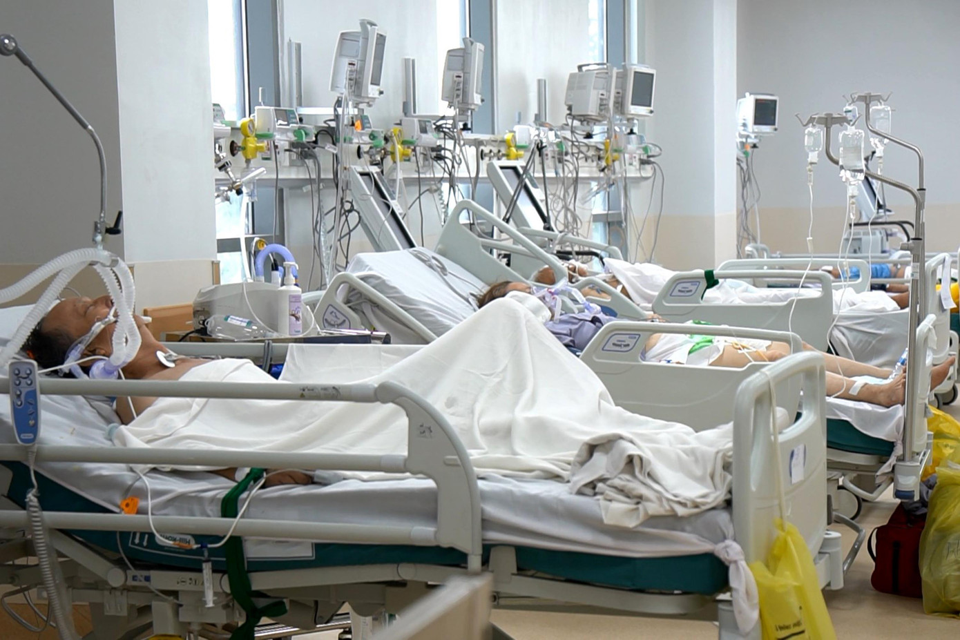 Theo bác sĩ Nguyễn Tri Thức, chỉ sau ít ngày hoạt động với tần suất công việc rất cao, đến ngày 20/7, có 106 bệnh nhân đã chuyển sang nhẹ. Trong đó, 67 bệnh nhân không cần thở ô xy, 39 bệnh nhân còn thở ô xy qua mũi. Theo bác sĩ Nguyễn Tri Thức, chỉ sau ít ngày hoạt động với tần suất công việc rất cao, đến ngày 20/7, có 106 bệnh nhân đã chuyển sang nhẹ. Trong đó, 67 bệnh nhân không cần thở ô xy, 39 bệnh nhân còn thở ô xy qua mũi.