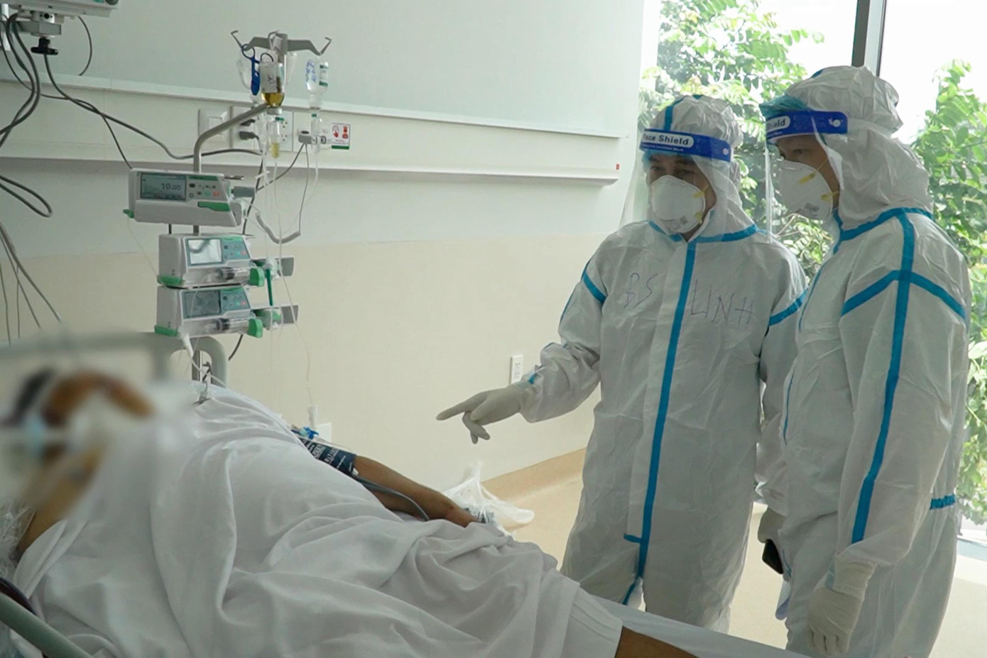 Dự kiến, trong tuần này, bệnh viện hoàn thành giai đoạn 1 với khả năng tiếp nhận 460 bệnh nhân; tuần kế tiếp sẽ nâng công suất tiếp nhận lên mức 700 giường bệnh và tiếp tục có kế hoạch nâng cao khả năng tiếp nhận điều trị cho bệnh nhân trong thời gian tới. Dự kiến, trong tuần này, bệnh viện hoàn thành giai đoạn 1 với khả năng tiếp nhận 460 bệnh nhân; tuần kế tiếp sẽ nâng công suất tiếp nhận lên mức 700 giường bệnh và tiếp tục có kế hoạch nâng cao khả năng tiếp nhận điều trị cho bệnh nhân trong thời gian tới.