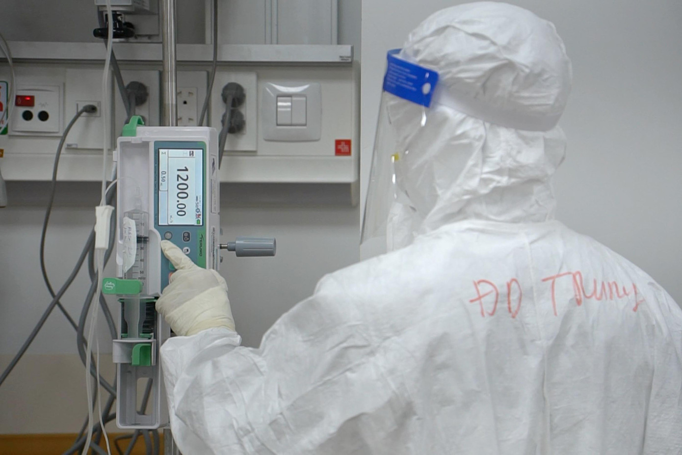 Còn về chuyên môn và trang thiết bị thì được đảm bảo ngay từ đầu sau khi Bộ Y tế xuất cấp khẩn cấp kho trang thiết bị để đáp ứng ngay lập tức máy thở chức năng cao, bơm tiêm tự động và các thiết bị y tế khác cho bệnh viện. TP.HCM cũng cung cấp các thiết bị y tế rất khẩn cấp giúp bệnh viện có đủ cơ sở vật chất để chăm sóc, điều trị các bệnh nhân nặng. Còn về chuyên môn và trang thiết bị thì được đảm bảo ngay từ đầu sau khi Bộ Y tế xuất cấp khẩn cấp kho trang thiết bị để đáp ứng ngay lập tức máy thở chức năng cao, bơm tiêm tự động và các thiết bị y tế khác cho bệnh viện. TP.HCM cũng cung cấp các thiết bị y tế rất khẩn cấp giúp bệnh viện có đủ cơ sở vật chất để chăm sóc, điều trị các bệnh nhân nặng.