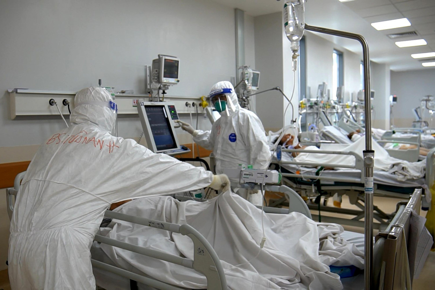 Trước tình trạng số lượng bệnh nhân nặng tăng cao, Ban lãnh đạo Bệnh viện Hồi sức COVID-19 đã quyết định thay đổi chiến lược, điều bác sĩ Chợ Rẫy đến các bệnh viện COVID-19 cấp 2 của TPHCM cắm chốt để phát hiện sớm các bệnh nhân có diễn tiến nặng nhằm xử lý kịp thời, tránh tình trạng diễn tiến nặng, phải thở máy mới chuyển về Bệnh viện Hồi sức COVID-19. Trước tình trạng số lượng bệnh nhân nặng tăng cao, Ban lãnh đạo Bệnh viện Hồi sức COVID-19 đã quyết định thay đổi chiến lược, điều bác sĩ Chợ Rẫy đến các bệnh viện COVID-19 cấp 2 của TPHCM cắm chốt để phát hiện sớm các bệnh nhân có diễn tiến nặng nhằm xử lý kịp thời, tránh tình trạng diễn tiến nặng, phải thở máy mới chuyển về Bệnh viện Hồi sức COVID-19.