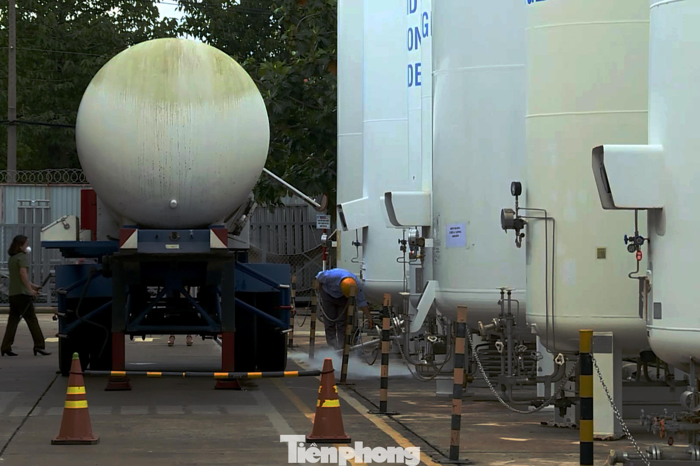 Qua khảo sát, Bộ Y tế đánh giá nguồn oxy y tế tại các doanh nghiệp cung ứng cho 18 điểm, bao gồm các bệnh viện, bệnh viện dã chiến, bệnh viện điều trị COVID-19 và cơ sở y tế, đang ở mức cao dù quy mô sản xuất phải thu nhỏ lại theo phương châm 3 tại chỗ.