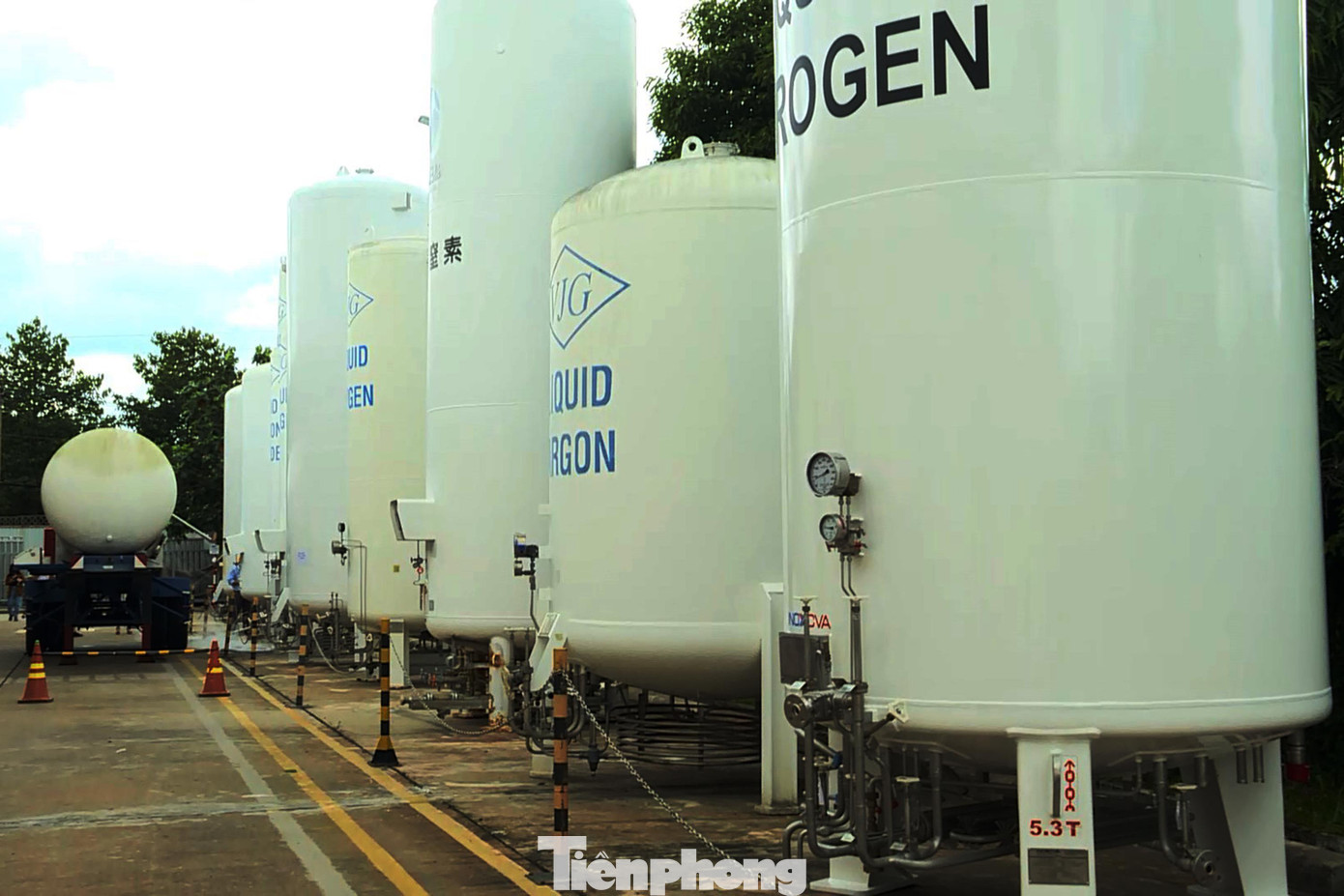 Theo lãnh đạo Bộ Y tế, để không đứt gãy nguồn cung, tạo điều kiện tối đa cho công tác phòng chống dịch của các tỉnh phía Nam, đặc biệt là TPHCM, Bộ Y tế đã yêu cầu các đơn vị sản xuất cần phối hợp chặt chẽ với các bệnh viện dã chiến bệnh viện điều trị COVID-19, kiểm tra và lên phương án vận chuyển, dự trữ hợp lý, không để thiếu trong trường hợp dịch bùng phát.