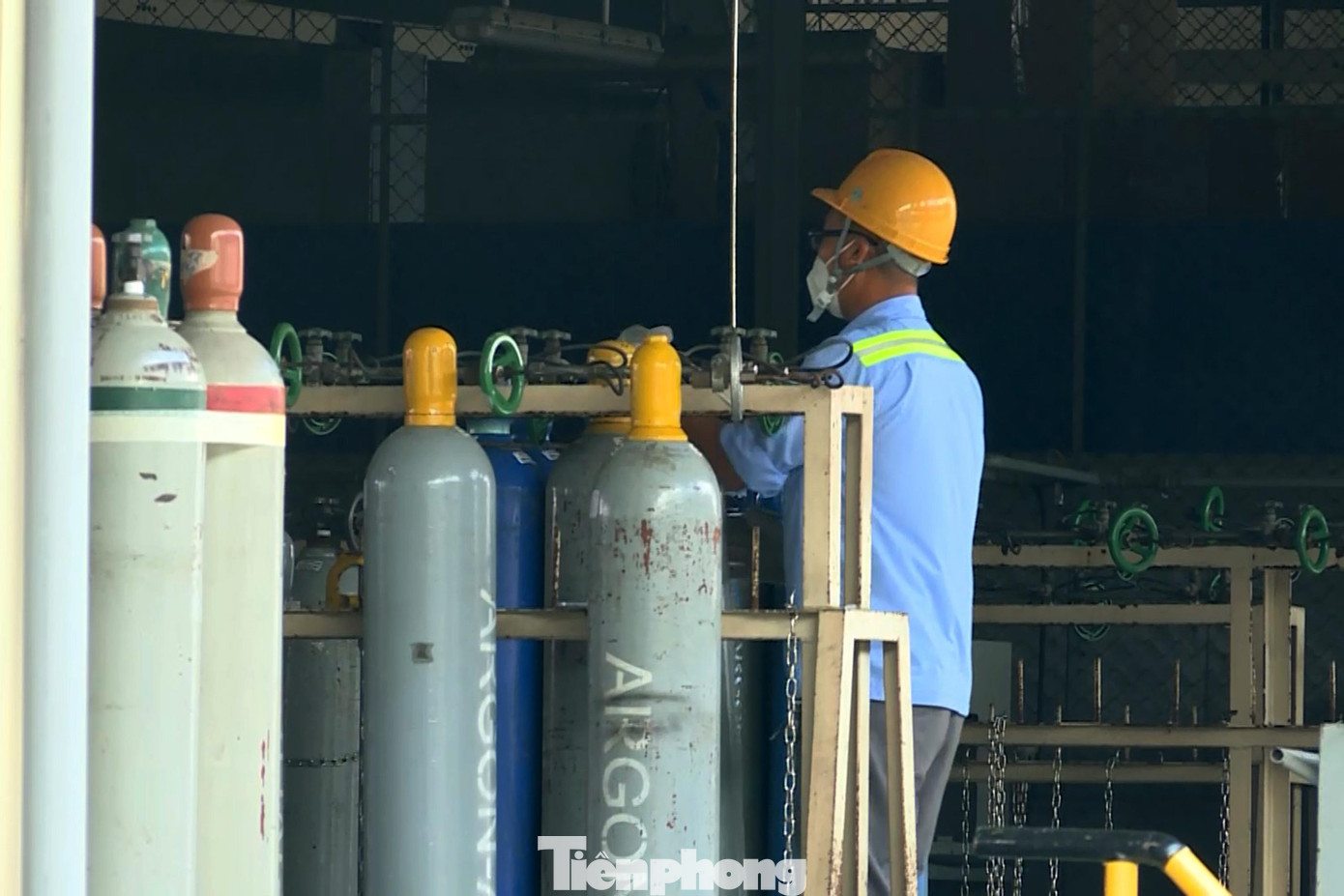 TS.BS Nguyễn Đức Sơn, Phó Viện trưởng Viện sức khỏe nghề nghiệp và môi trường, Bộ Y tế cho biết, hiện nay hoàn toàn đủ máy thở các loại để cung cấp cho khu vực điều trị bệnh nhân COVID-19.