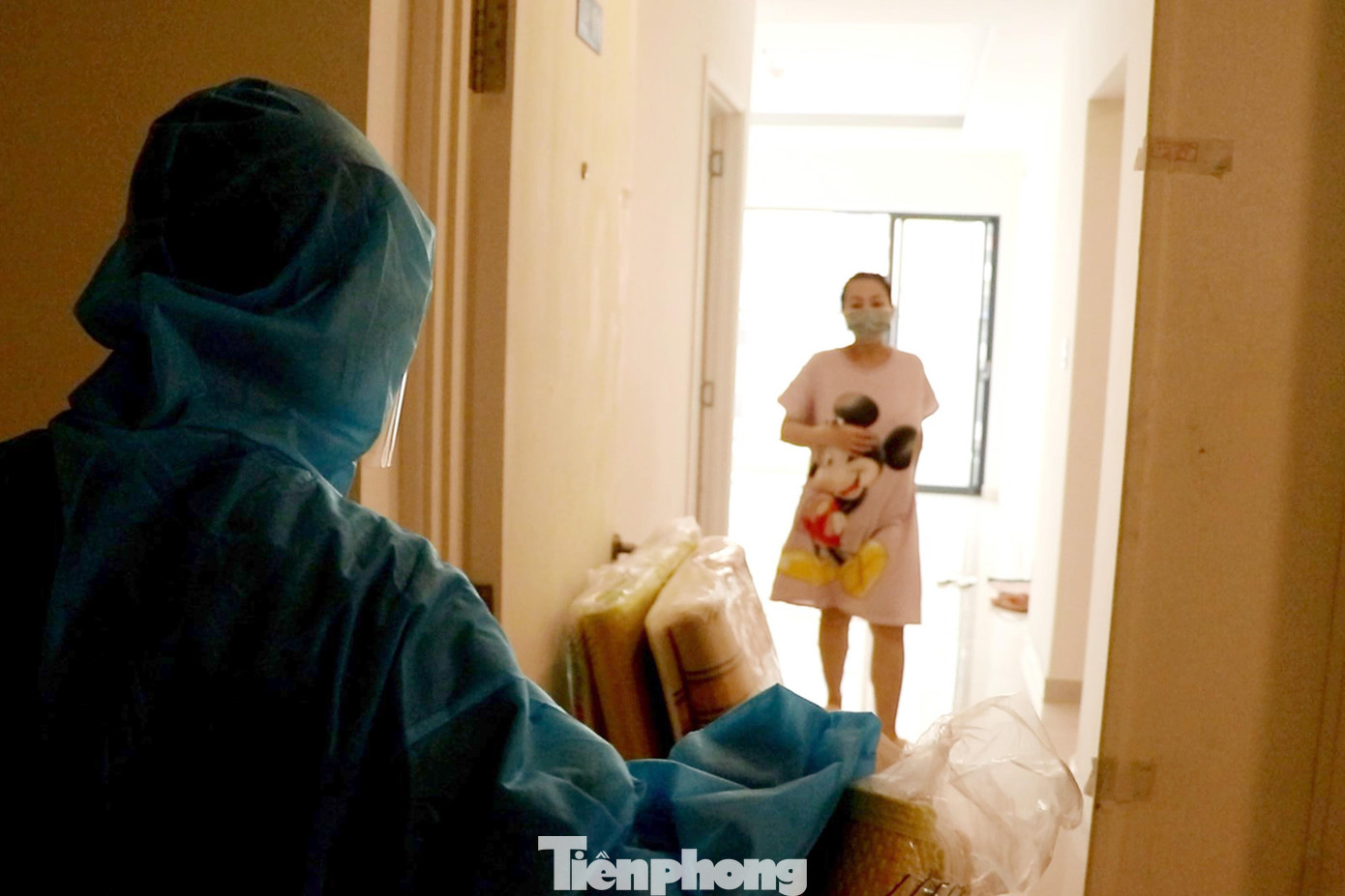 Sau khi tiếp nhận sản phụ mắc COVID-19, cử nhân Phạm Văn Vinh tự tay đi chuẩn bị phòng ốc, nệm cho các thai phụ nghỉ ngơi và theo dõi sức khỏe. Sau khi tiếp nhận sản phụ mắc COVID-19, cử nhân Phạm Văn Vinh tự tay đi chuẩn bị phòng ốc, nệm cho các thai phụ nghỉ ngơi và theo dõi sức khỏe.