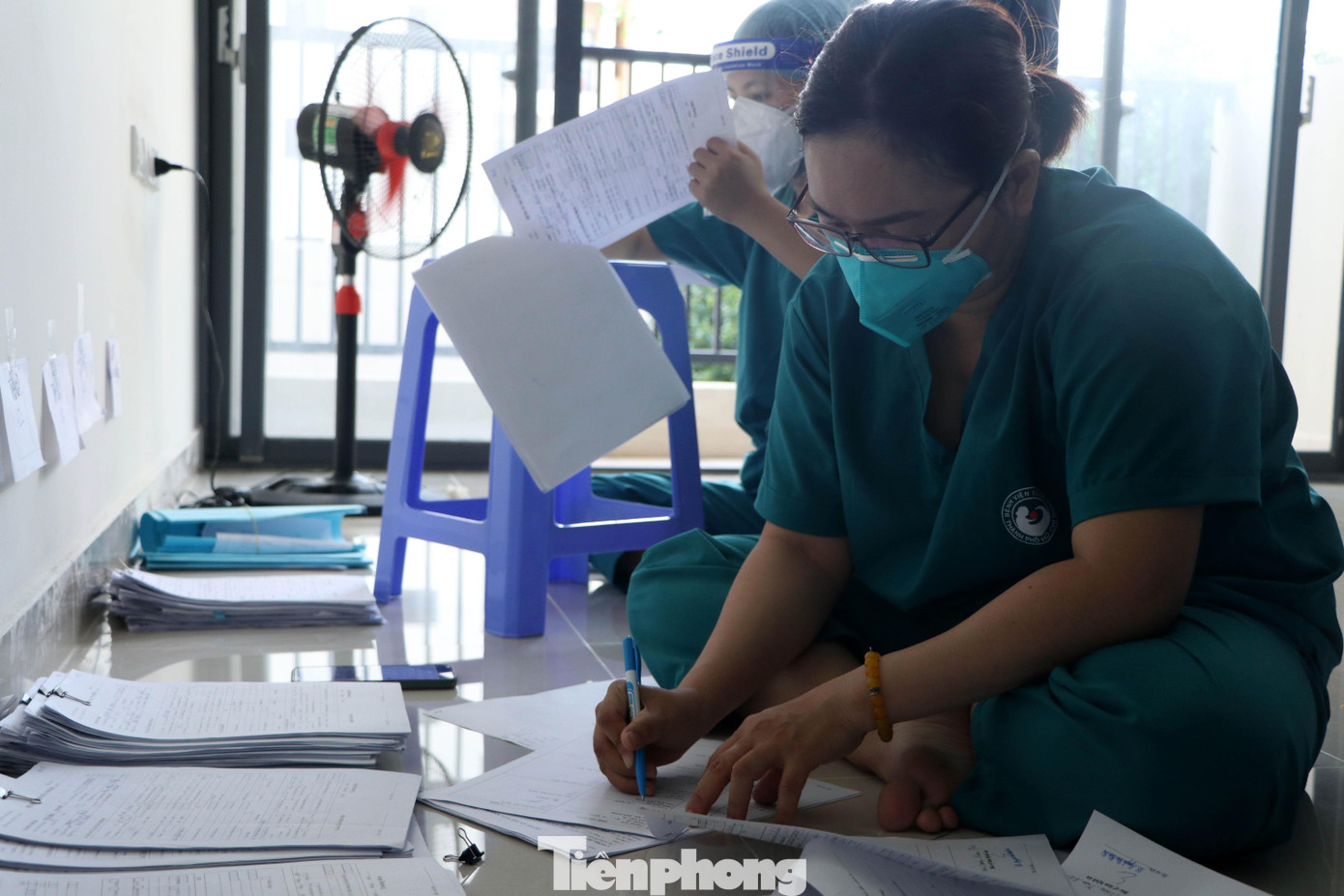 Do được hình thành từ chung cư tái định cư bỏ hoang nhiều năm nên điều kiện trang thiết bị vật chất còn hạn chế. Nhân viên y tế phải ngồi dưới nền nhà hoặc tận dụng tất cả những gì có thể để phục vụ công việc. Do được hình thành từ chung cư tái định cư bỏ hoang nhiều năm nên điều kiện trang thiết bị vật chất còn hạn chế. Nhân viên y tế phải ngồi dưới nền nhà hoặc tận dụng tất cả những gì có thể để phục vụ công việc.