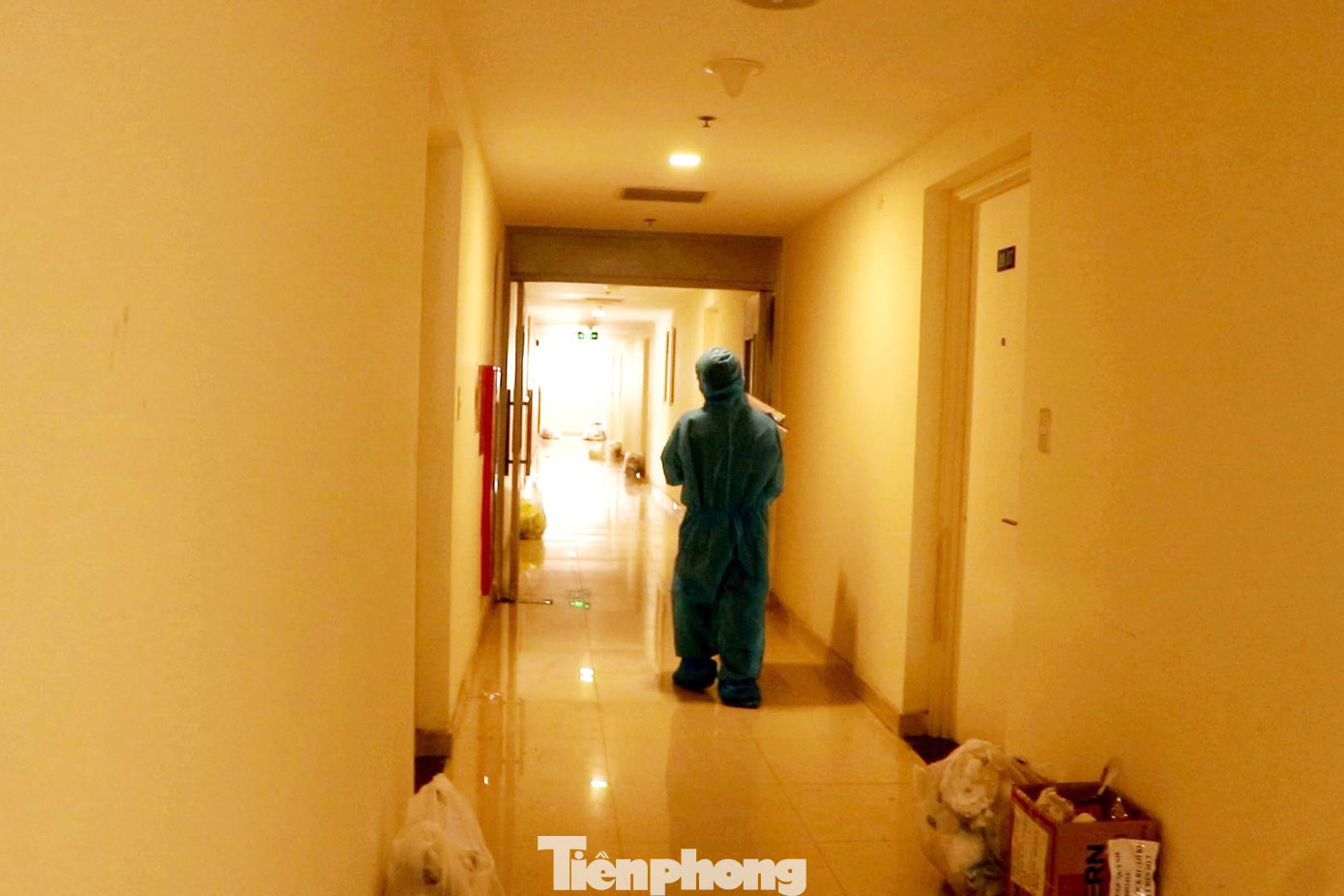 Do điều kiện Bệnh viện Dã chiến còn chưa đầy đủ trang thiết bị y tế, đồ dùng sinh hoạt cho thai phụ nên cử nhân Vinh đảm nhiệm luôn vai trò 'shipper' vận chuyển nước uống, đồ ăn, chăn chiếu cho bệnh nhân. Do điều kiện Bệnh viện Dã chiến còn chưa đầy đủ trang thiết bị y tế, đồ dùng sinh hoạt cho thai phụ nên cử nhân Vinh đảm nhiệm luôn vai trò 'shipper' vận chuyển nước uống, đồ ăn, chăn chiếu cho bệnh nhân.