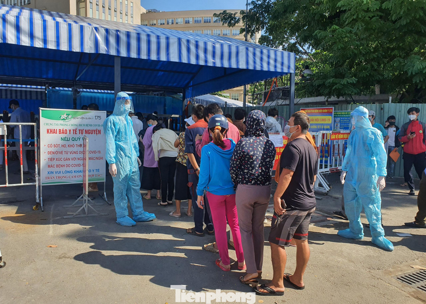 Lực lượng nhân viên y tế trang bị đồ bảo hộ kín mít thường xuyên nhắc nhở người dân tuân thủ các biện pháp phòng chống COVID-19. Lực lượng nhân viên y tế trang bị đồ bảo hộ kín mít thường xuyên nhắc nhở người dân tuân thủ các biện pháp phòng chống COVID-19.