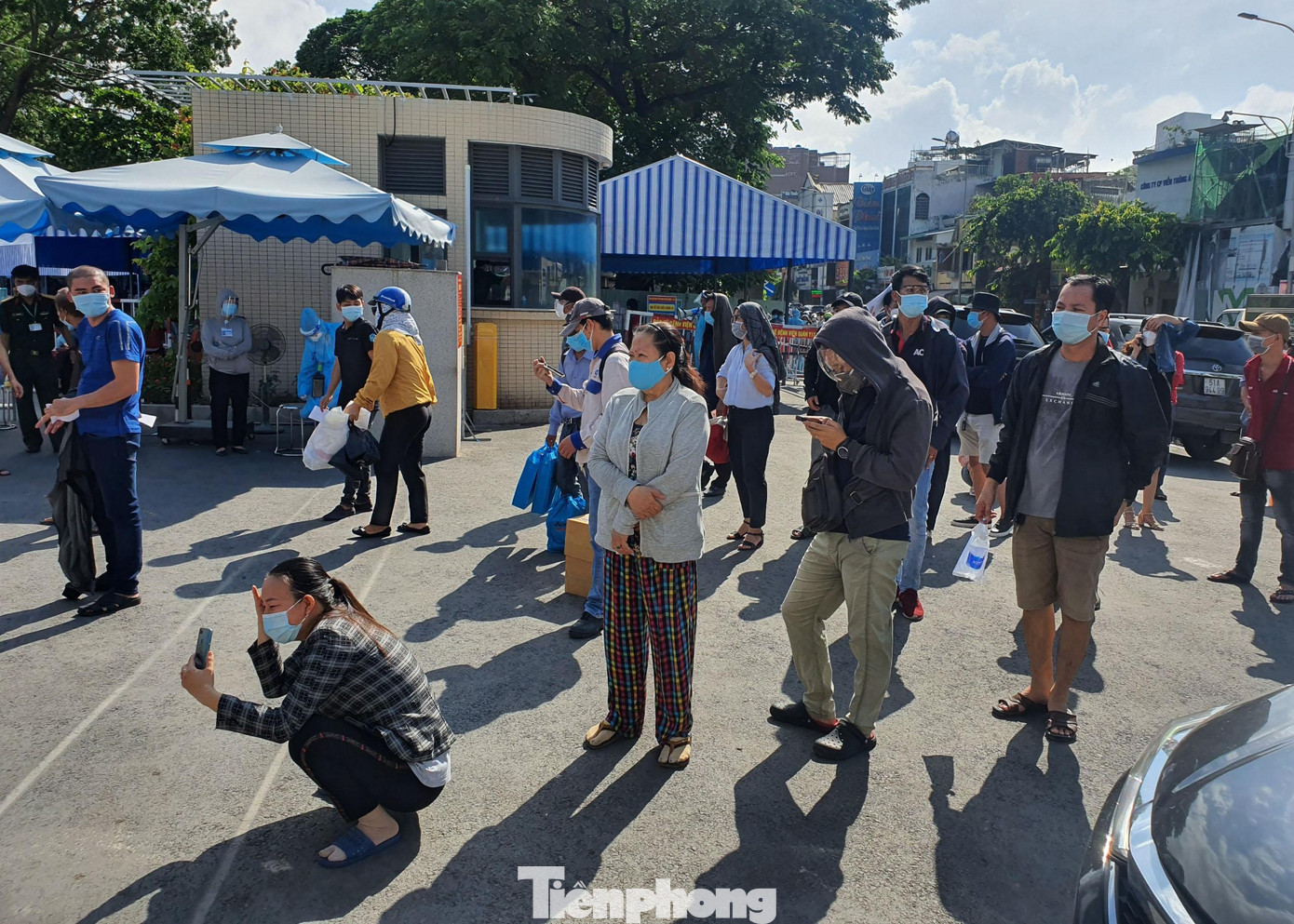 Đứng xếp hàng quá lâu, nhiều người chọn phương án ngồi bệt xuống nền bê tông để nghỉ cho đỡ mỏi chân. Đứng xếp hàng quá lâu, nhiều người chọn phương án ngồi bệt xuống nền bê tông để nghỉ cho đỡ mỏi chân.