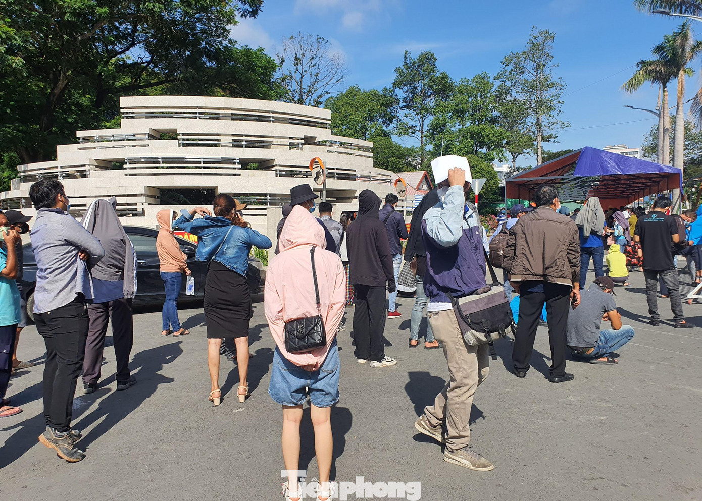 Một số công nhân làm việc trên địa bàn quận Gò Vấp cho biết, do có yêu cầu công nhân phải có giấy xét nghiệm âm tính mới được vào làm việc cũng như sau khi Đồng Nai yêu cầu giấy xét nghiệm mới cho đi qua địa bàn thì họ phải cấp tốc đi lấy mẫu xét nghiệm. Một số công nhân làm việc trên địa bàn quận Gò Vấp cho biết, do có yêu cầu công nhân phải có giấy xét nghiệm âm tính mới được vào làm việc cũng như sau khi Đồng Nai yêu cầu giấy xét nghiệm mới cho đi qua địa bàn thì họ phải cấp tốc đi lấy mẫu xét nghiệm.