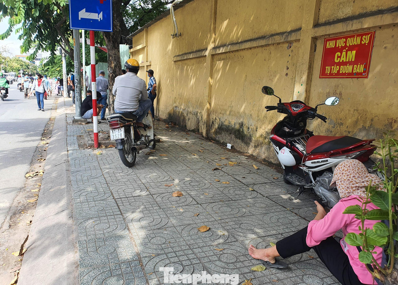 Trong khi đó, một số người chưa được lấy mẫu vẫn ngồi chờ trên vỉa hè bên ngoài bệnh viện để đợi đến đầu giờ chiều xếp hàng sớm với hy vọng nhận được kết quả test âm tính trong chiều nay để làm 'giấy thông hành' đi lại giữa các địa phương. Trong khi đó, một số người chưa được lấy mẫu vẫn ngồi chờ trên vỉa hè bên ngoài bệnh viện để đợi đến đầu giờ chiều xếp hàng sớm với hy vọng nhận được kết quả test âm tính trong chiều nay để làm 'giấy thông hành' đi lại giữa các địa phương.