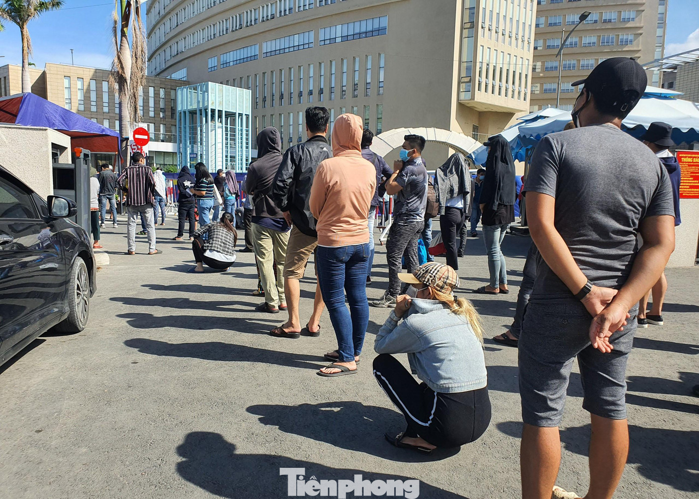 Đến hơn 10h sáng, trời nắng nóng nhưng vẫn còn rất đông người đứng xếp hàng đợi vào test để lấy giấy xác nhận xét nghiệm COVID-19. Đến hơn 10h sáng, trời nắng nóng nhưng vẫn còn rất đông người đứng xếp hàng đợi vào test để lấy giấy xác nhận xét nghiệm COVID-19.