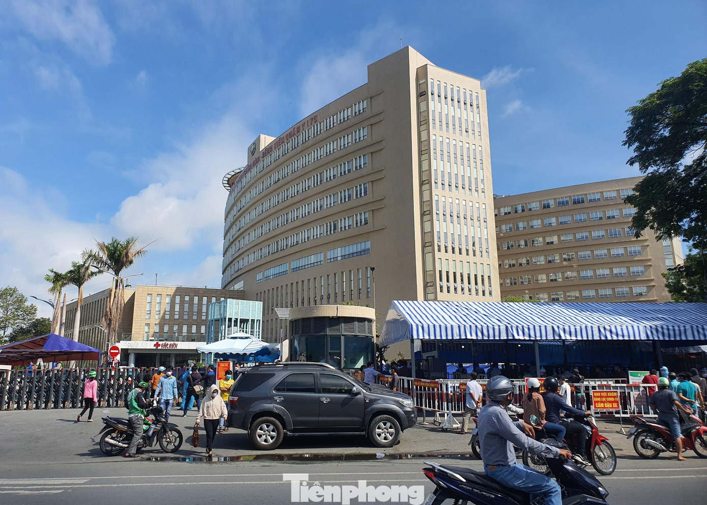 Đến gần 11h giờ trưa, bệnh viện thông báo bên trong khu vực test nhanh quá tải, hẹn người dân quay lại vào 13h chiều để tiếp tục xếp hàng đăng ký thì khu vực phía trước cổng mới thông thoáng. Đến gần 11h giờ trưa, bệnh viện thông báo bên trong khu vực test nhanh quá tải, hẹn người dân quay lại vào 13h chiều để tiếp tục xếp hàng đăng ký thì khu vực phía trước cổng mới thông thoáng.