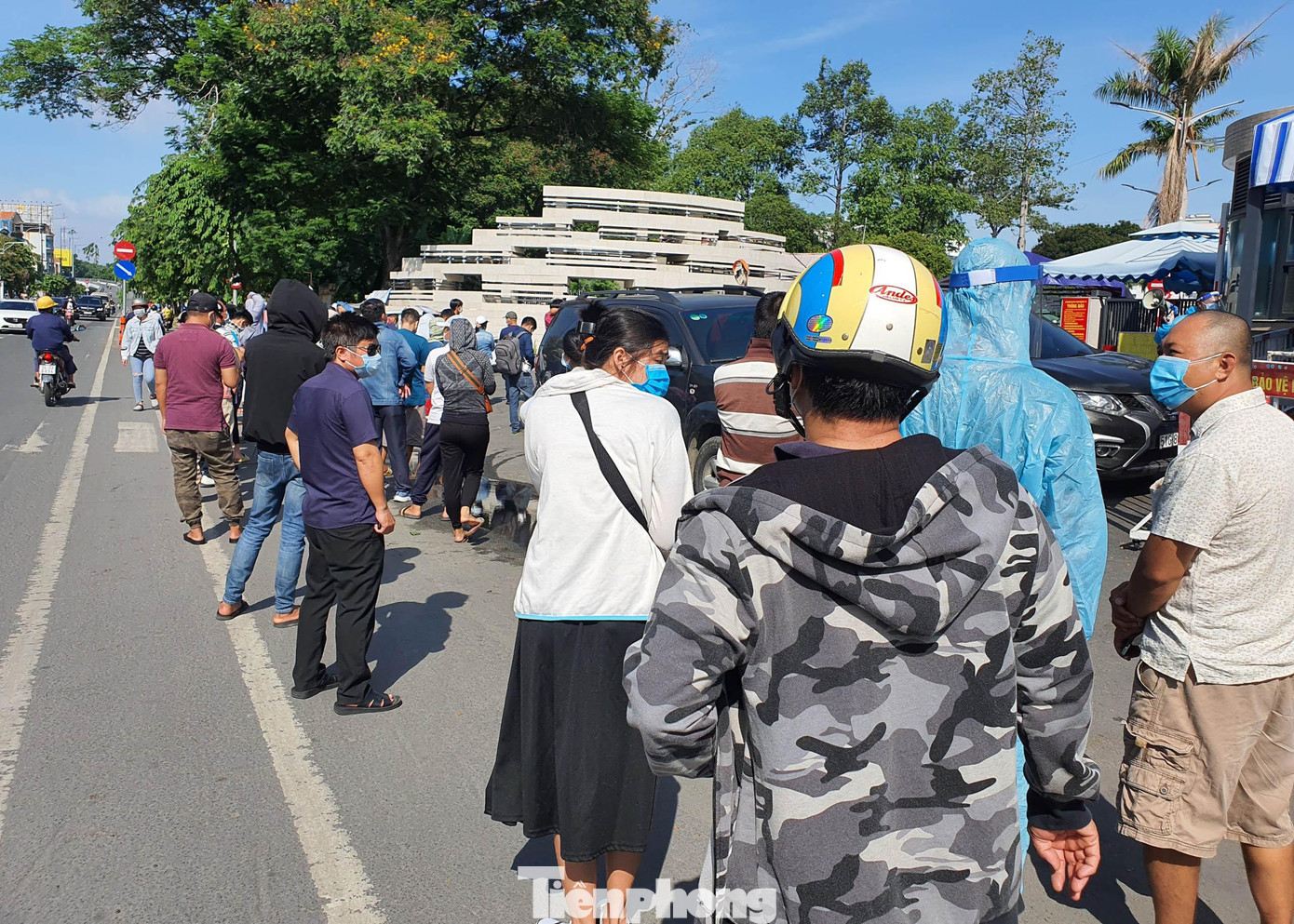 Nhiều người đã đi lần thứ 2 nhưng vẫn chưa được lấy mẫu vì số lượng người đăng ký quá đông, khu vực lấy mẫu xét nghiệm quá tải nên phải quay về. Nhiều người đã đi lần thứ 2 nhưng vẫn chưa được lấy mẫu vì số lượng người đăng ký quá đông, khu vực lấy mẫu xét nghiệm quá tải nên phải quay về.