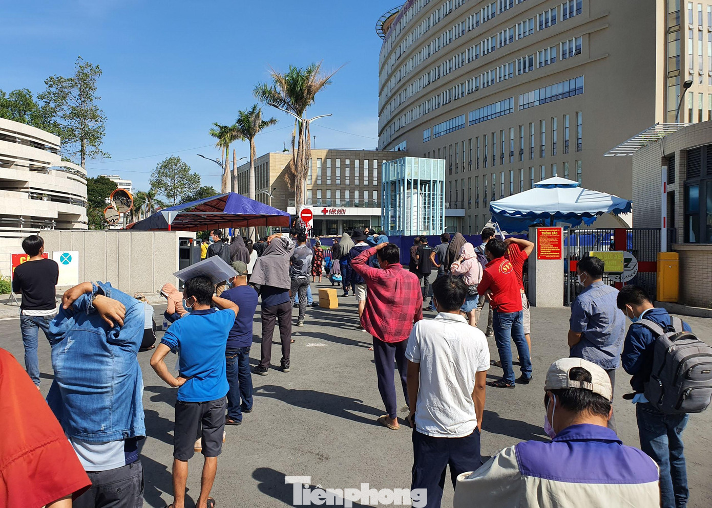 Sáng 6/7, ghi nhận tại Bệnh viện Quân y 175 thuộc Bộ Quốc phòng, hàng trăm người lao động, sinh viên trong khu vực đến xếp hàng dài để đăng ký xét nghiệm nhanh COVID-19. Sáng 6/7, ghi nhận tại Bệnh viện Quân y 175 thuộc Bộ Quốc phòng, hàng trăm người lao động, sinh viên trong khu vực đến xếp hàng dài để đăng ký xét nghiệm nhanh COVID-19.