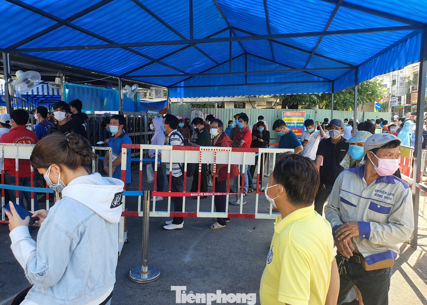 Do số lượng người đến đăng ký quá đông, bệnh viện phải mở cả lối đi khu khám sàng lọc và cổng lớn dành cho xe ô tô ra vào để người dân xếp hàng. Do số lượng người đến đăng ký quá đông, bệnh viện phải mở cả lối đi khu khám sàng lọc và cổng lớn dành cho xe ô tô ra vào để người dân xếp hàng.