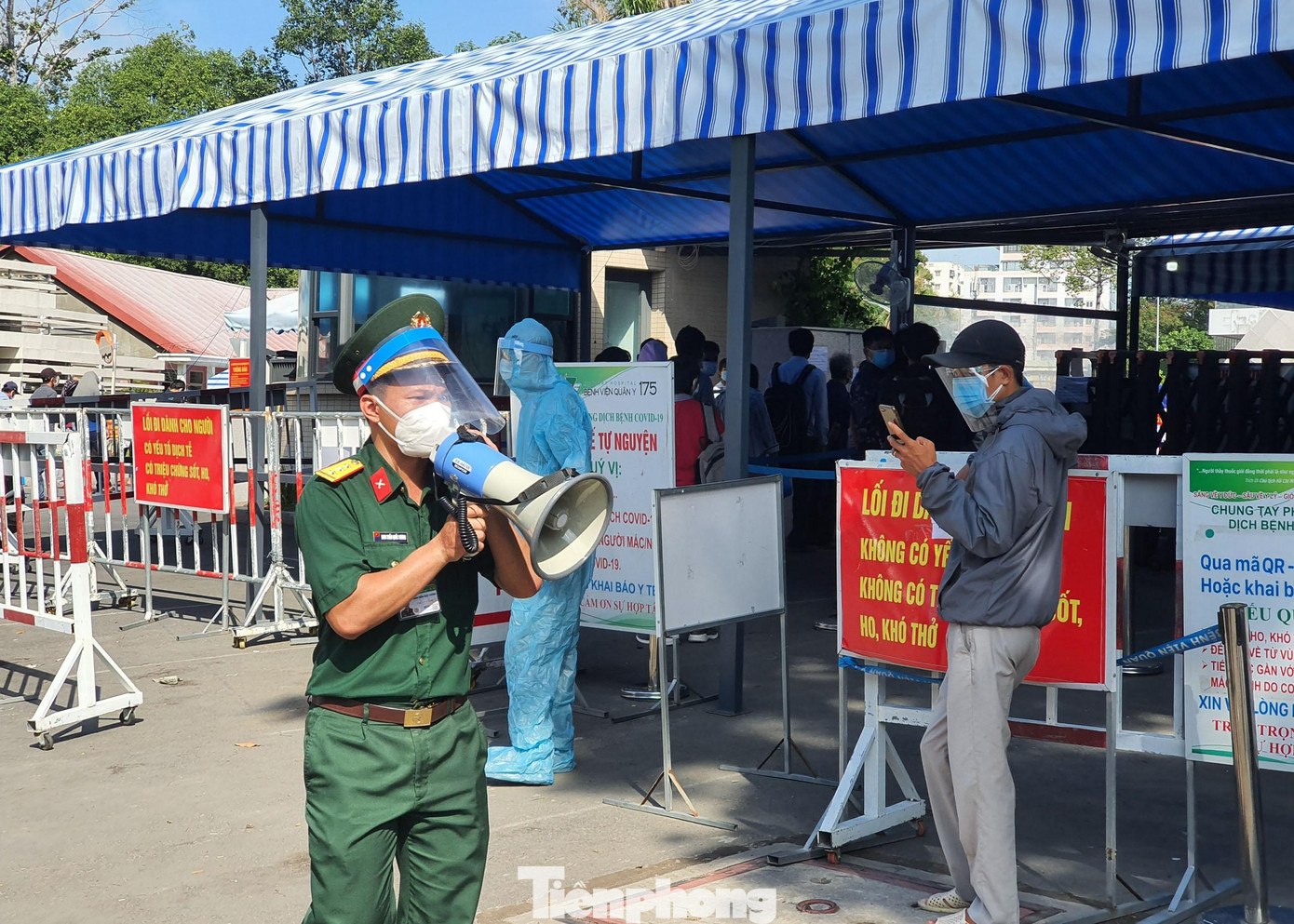 Nhân viên Bệnh viện 175 phải liên tục phát loa thông báo, yêu cầu người dân giữ khoảng cách, tuân thủ quy tắc 5K trong lúc xếp hàng chờ lấy mẫu. Nhân viên Bệnh viện 175 phải liên tục phát loa thông báo, yêu cầu người dân giữ khoảng cách, tuân thủ quy tắc 5K trong lúc xếp hàng chờ lấy mẫu.