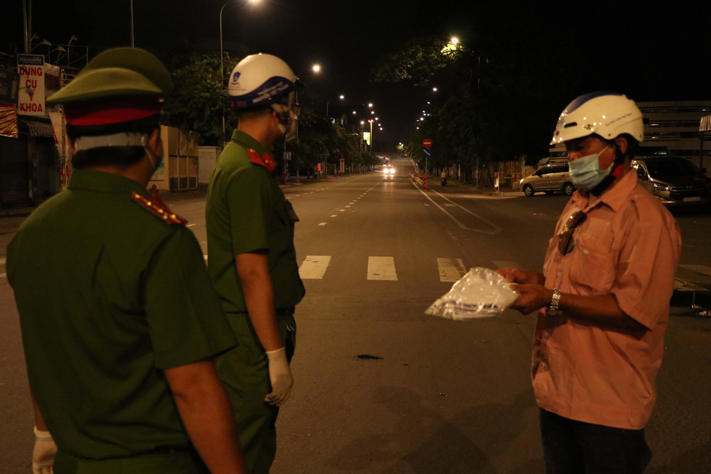 Người này trình bày mới đi chở nhân viên y tế ở quận Gò Vấp, đang trên đường về nhà ở quận Tân Phú. Tuy nhiên, người này không phải nhân viên y tế hay một trong các thành phần được ra đường sau 18 giờ. Do là ngày đầu thực hiện việc kiểm soát người ra đường sau 18 giờ nên lực lượng chức năng nhắc nhở và cho người đàn ông về nhà.