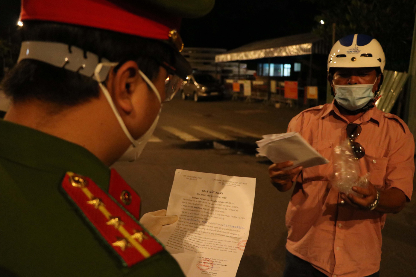 Tại chốt kiểm soát trên đường Nguyễn Thái Sơn, quận Gò Vấp, người đàn ông chạy xe máy về nhà sau 20 giờ đêm bị lực lượng chức năng chặn lại kiểm tra.