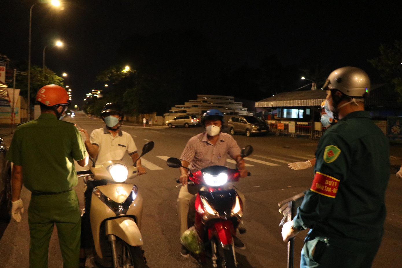 Tất cả người và phương tiện lưu thông qua các chốt đều bị dừng lại để kiểm tra giấy tờ.