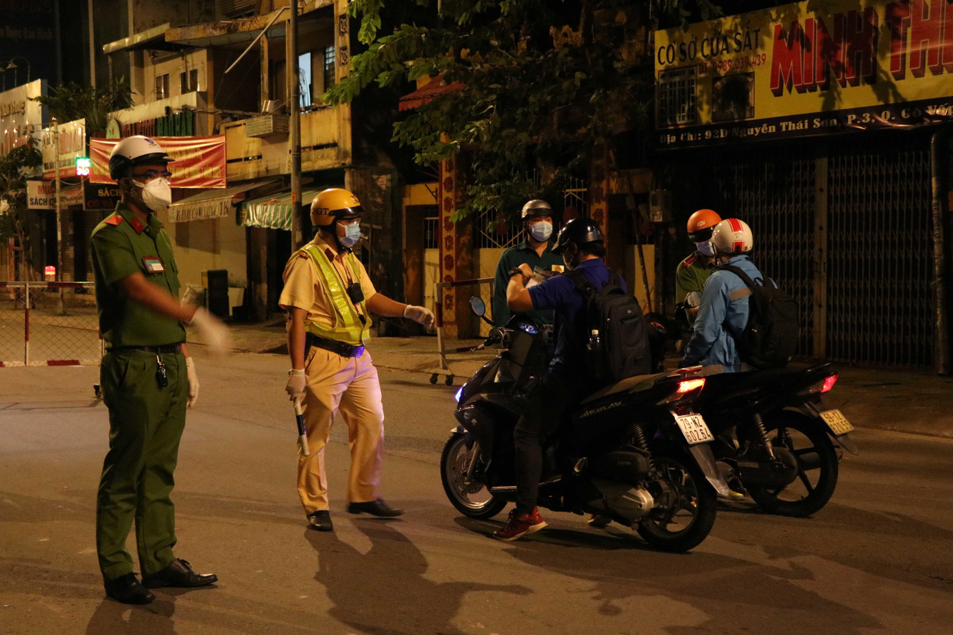 Lực lượng chức năng các quận huyện đã thành lập hàng loạt chốt kiểm soát ở các tuyến đường cửa ngõ để kiểm tra, xử lý người dân vi phạm quy định phòng chống dịch bệnh.