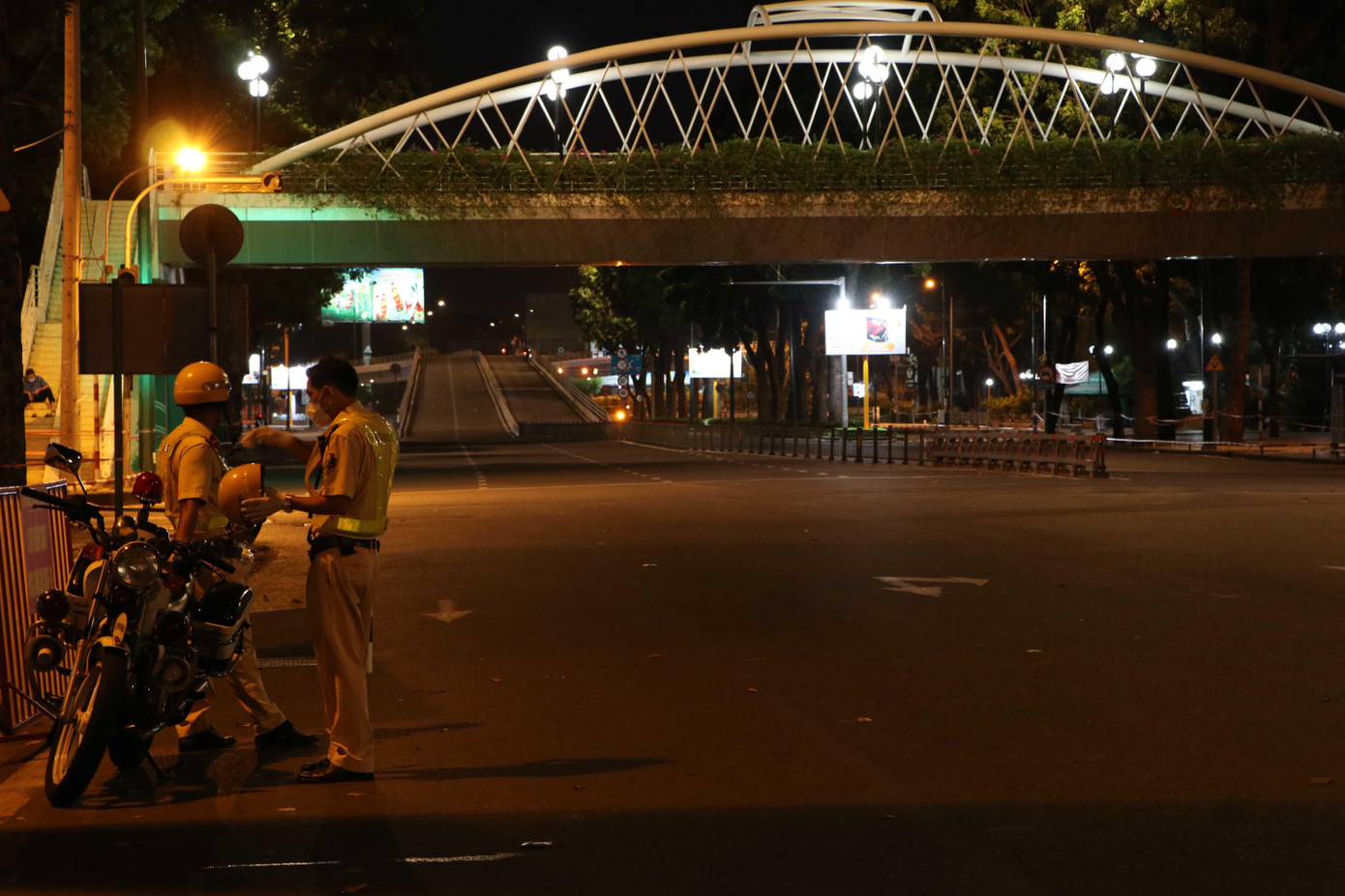 Đến gần 21 giờ đêm, các tuyến đường đã vắng ngắt, không còn một bóng xe lưu thông, lực lượng chức năng cũng thảnh thơi, có thể nghỉ ngơi giải lao trước khi tiếp tục công việc.