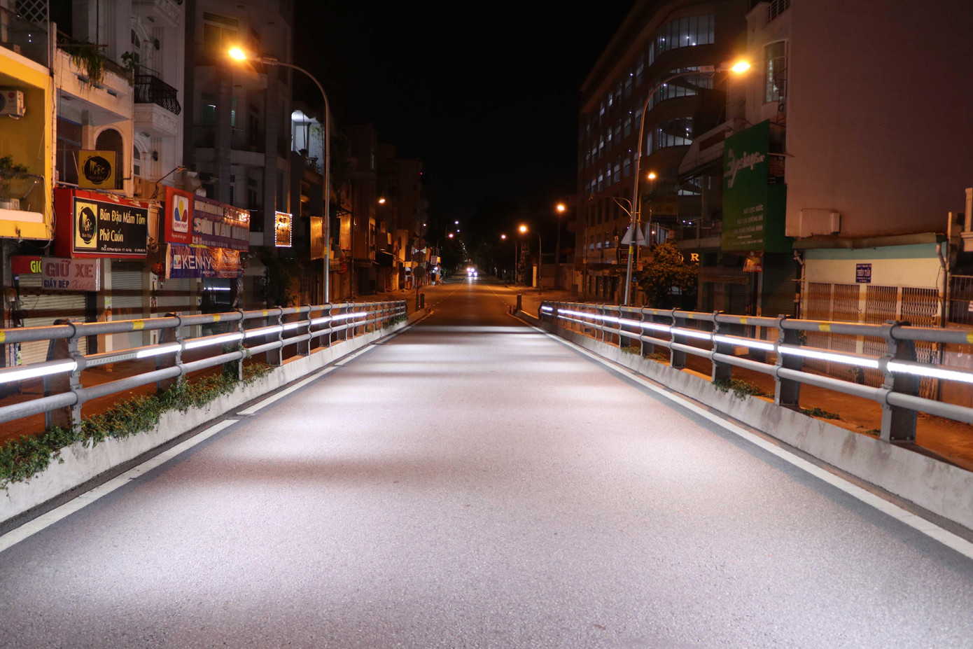 Những cây cầu vượt từng nườm nượp phương tiện lưu thông suốt ngày đêm giờ vắng vẻ im lìm.