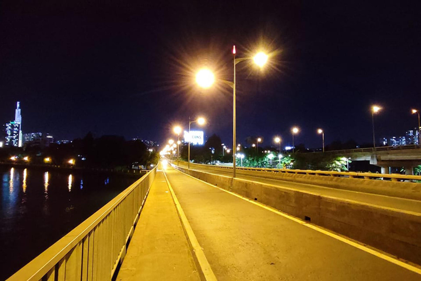 Tại cầu Bình Triệu, TP Thủ Đức, khu vực từng thường xuyên kẹt xe do lưu lượng phương tiện lưu thông vào TPHCM quá đông cũng vắng lặng ở thời điểm sau 18 giờ tối 26/7.