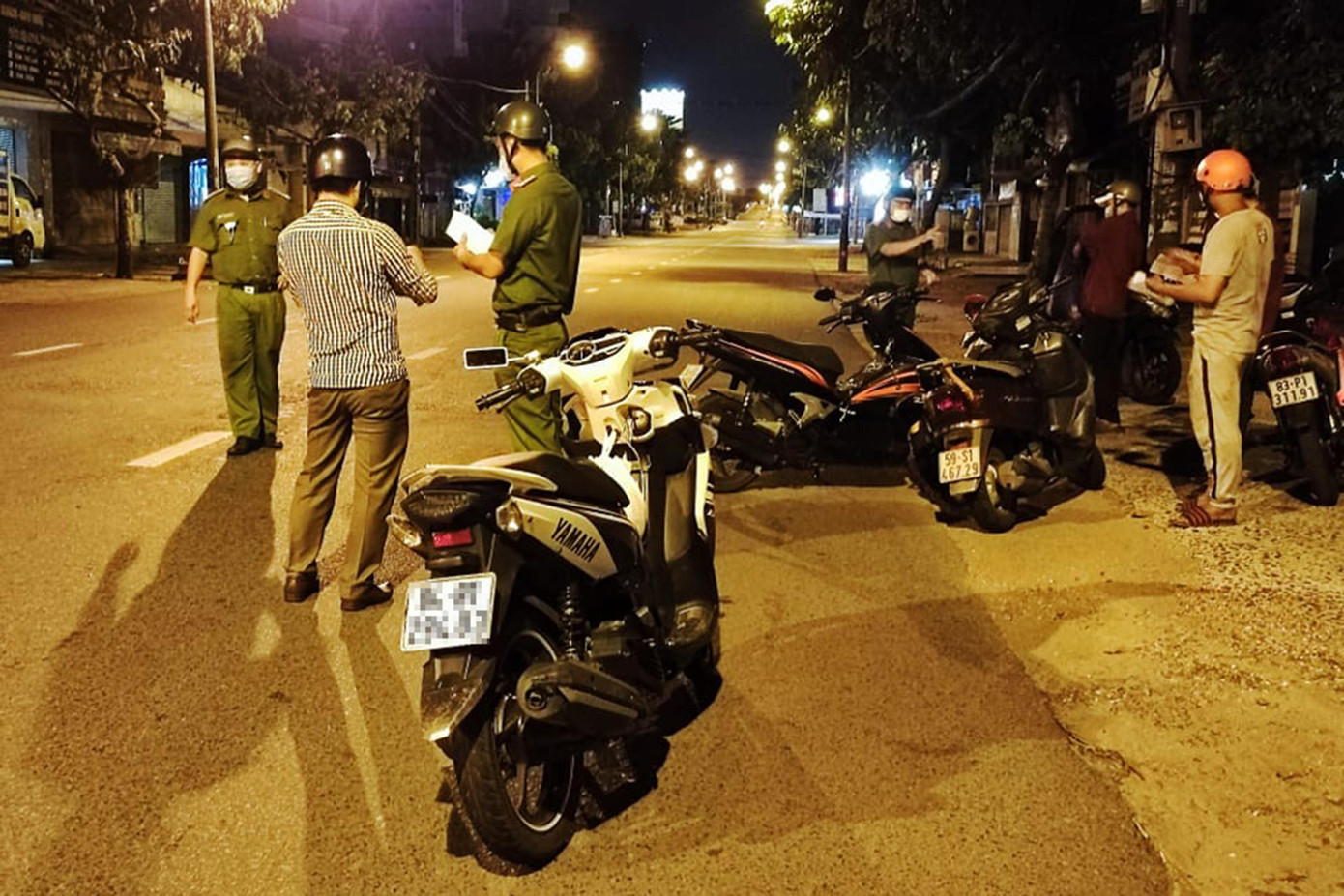 Để đảm bảo an ninh trật tự, kiểm soát người dân ra đường không lý do, lực lượng chức năng túc trực, tuần tra lưu động 24/24 giờ để kịp thời phát hiện và xử lý những trường hợp vi phạm việc phòng chống dịch bệnh.