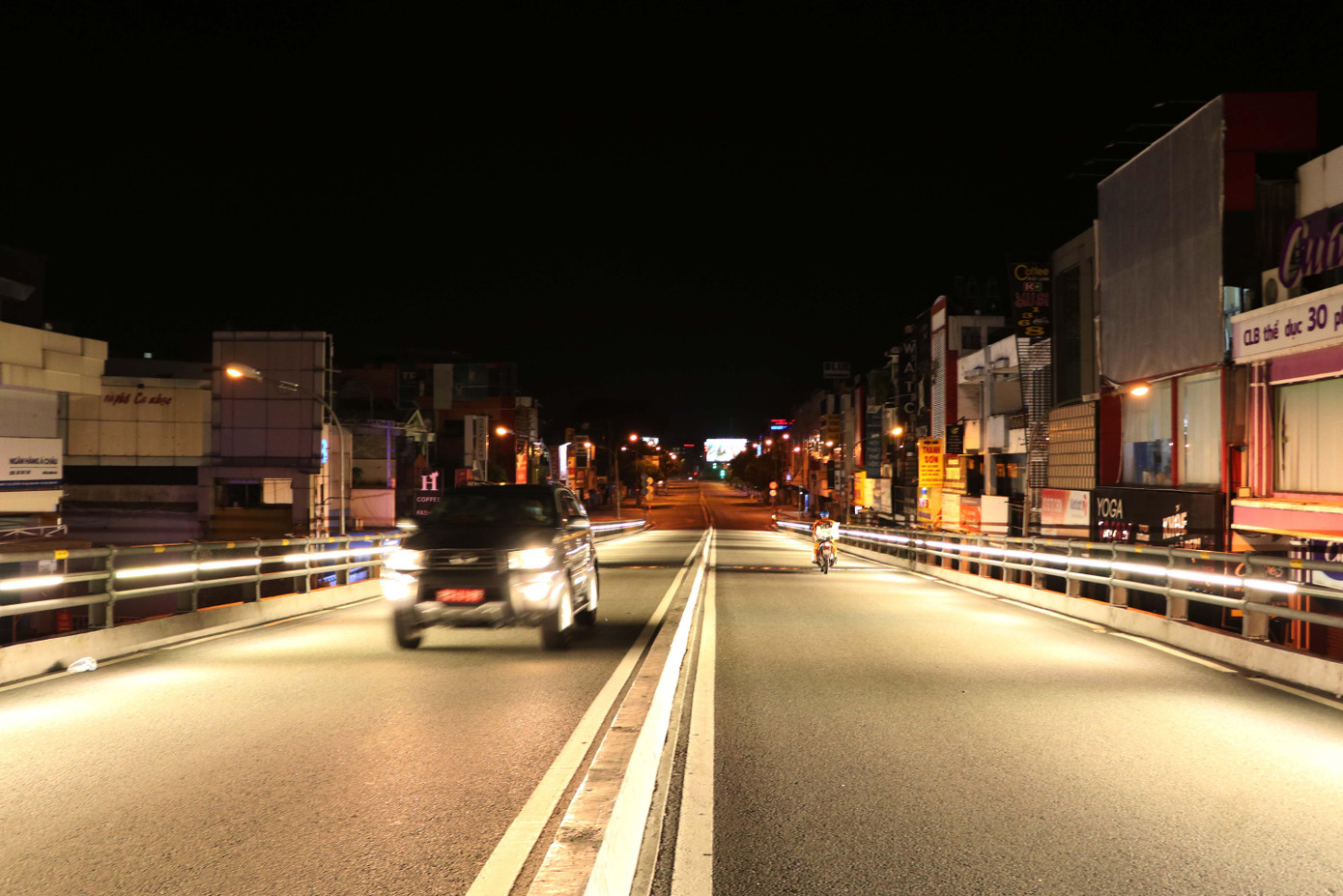 Đường vắng hoe, xe công vụ lưu thông mà không cần bật đèn chớp.