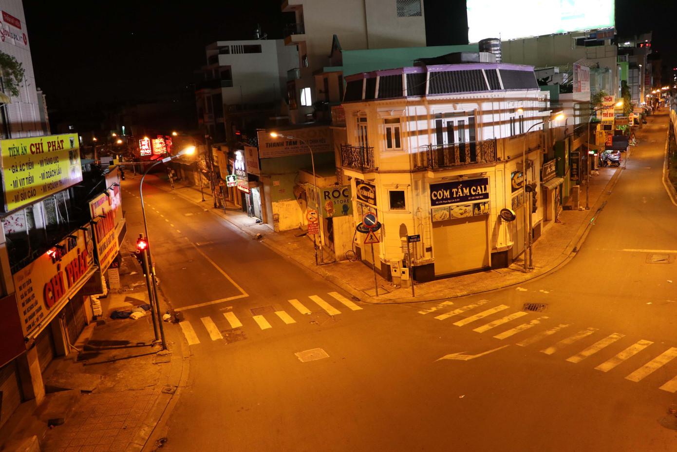 Ghi nhận trên địa bàn quận Gò Vấp, dù mới hơn 21 giờ đêm nhưng các tuyến đường gần như không còn bóng xe, không gian vắng lặng, nhà nhà đóng cửa kín mít.