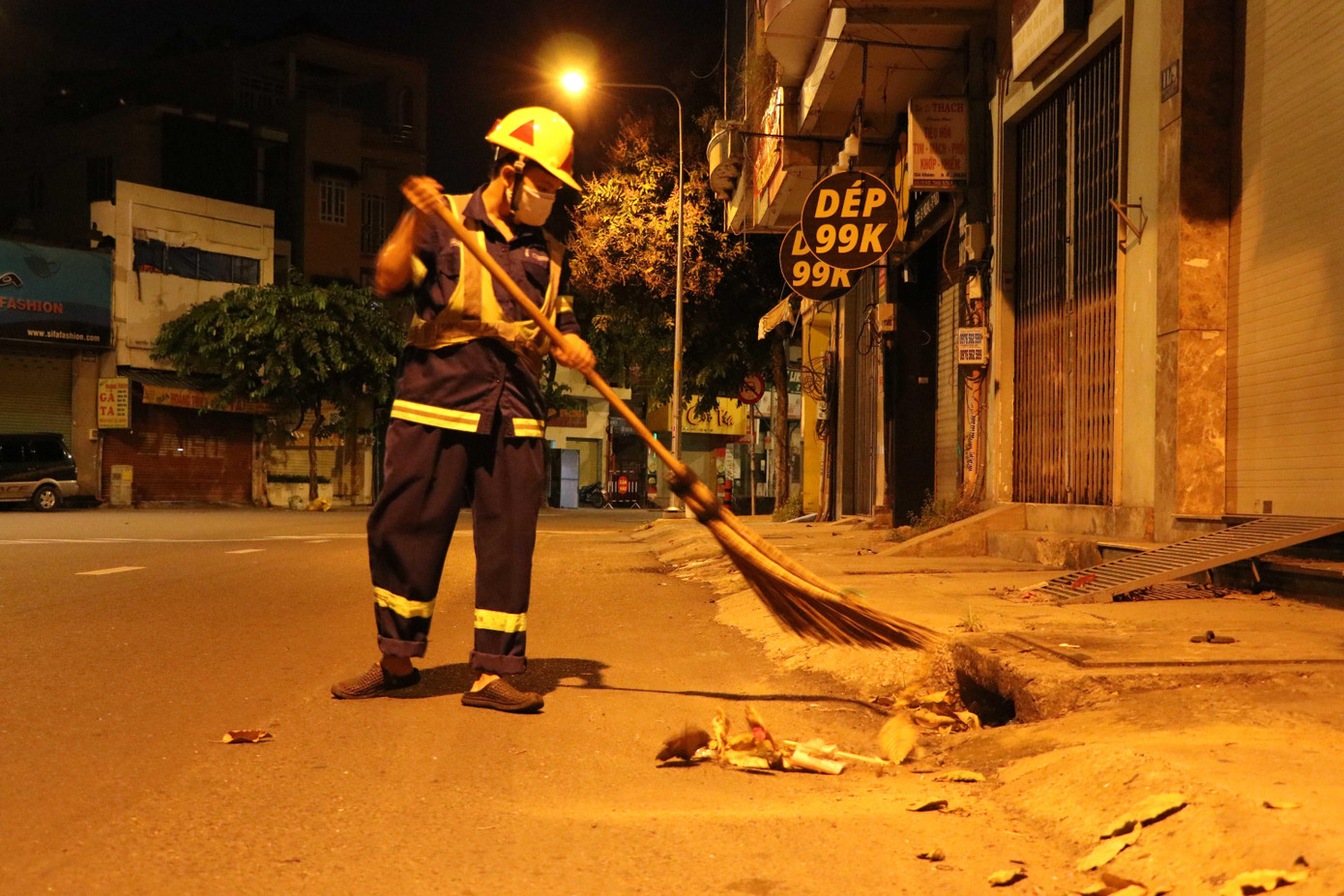 Càng về đêm, đường phố càng vắng lặng, chỉ cò lại những công nhân vệ sinh vẫn đang miệt mài dọn rác làm sạch các tuyến phố.