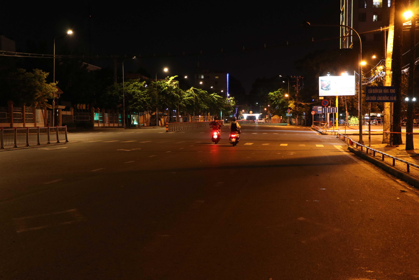 Lâu lâu có một vài chiếc xe của nhân viên y tế đi làm về trễ thoải mái lưu thông trên những con đường rộng thênh thang.