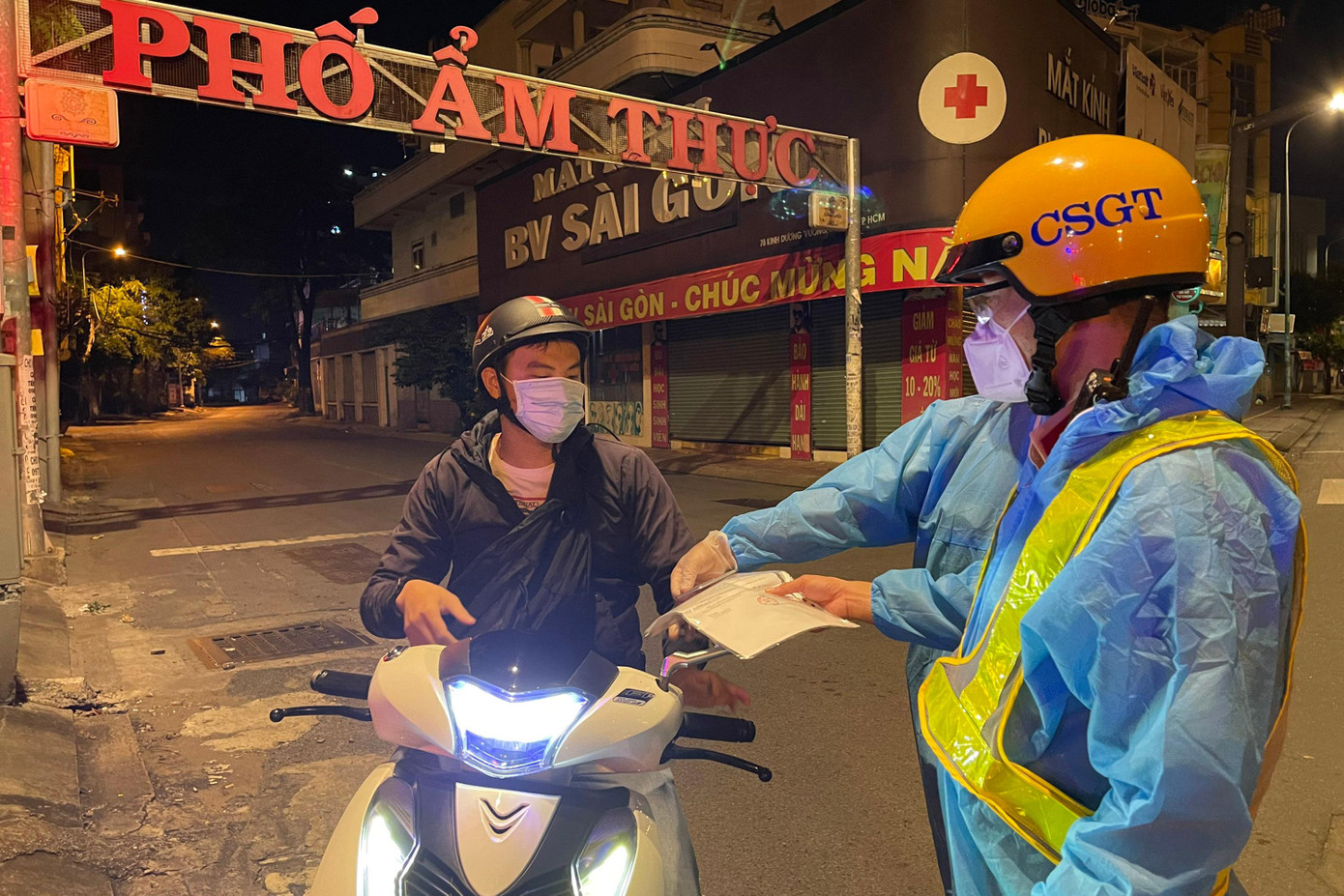 Tại các khu vực trong trung tâm TPHCM, lực lượng chức năng cũng tăng cường chốt chặn, tuần tra lưu động để kiểm tra, xử lý người dân ra đường sau 18 giờ.