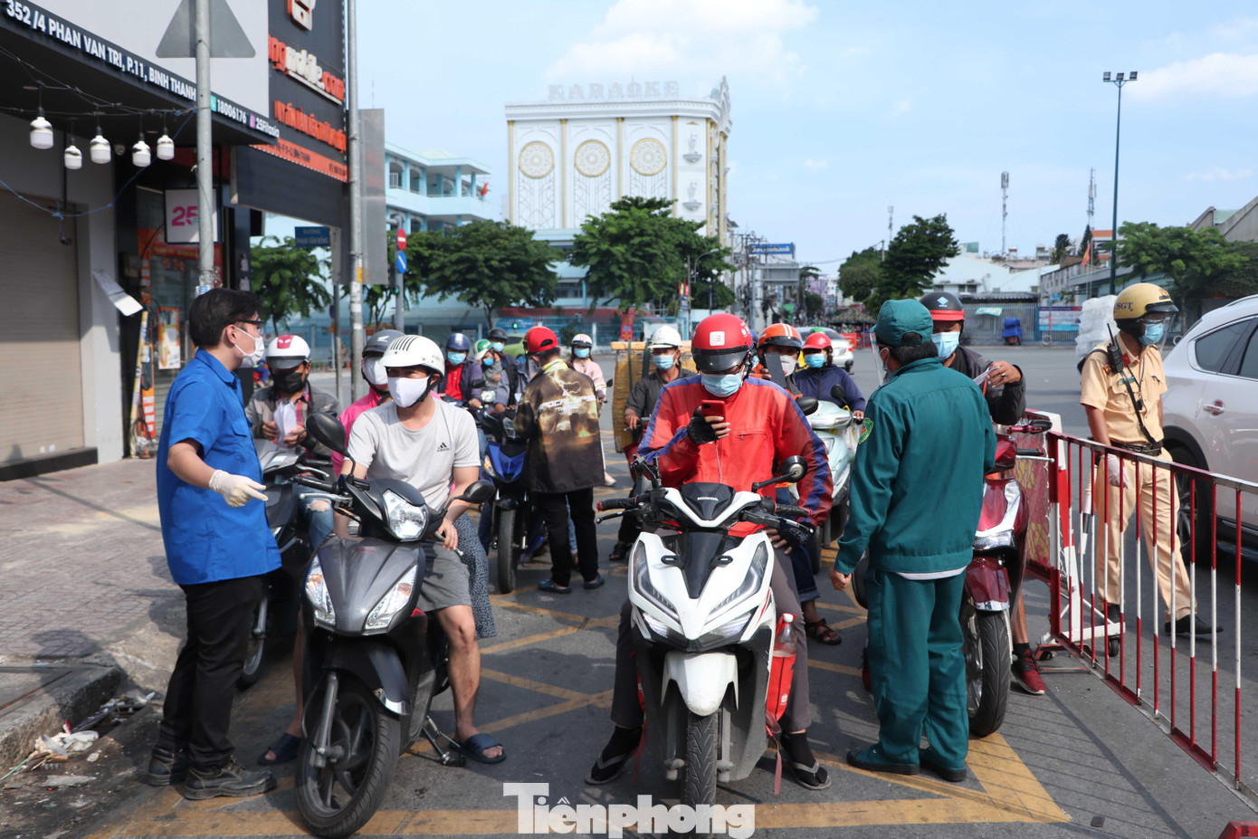 Trong những ngày cuối tuần, số lượng người dân ra ngoài để làm việc không đông nên không xảy ra tình trạng ùn tắc kéo dài như sáng nay.