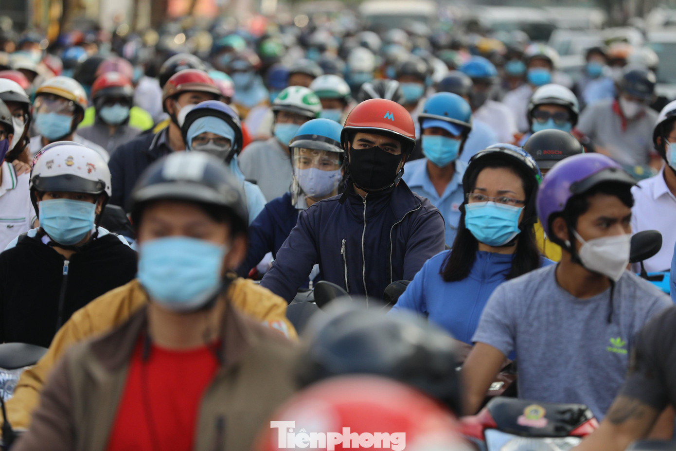 Đến hơn 8h sáng, dòng người đổ về càng đông khiến khu vực trước chốt kiểm soát trên đường Nguyễn Kiệm ùn tắc hơn 1Km.