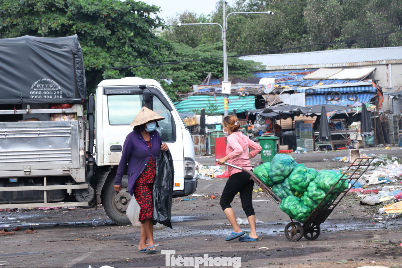 Ghi nhận của phóng viên vào sáng 7/7, các tiểu thương đang khẩn trương thu dọn hàng hóa đóng cửa sạp để rời khỏi chợ.