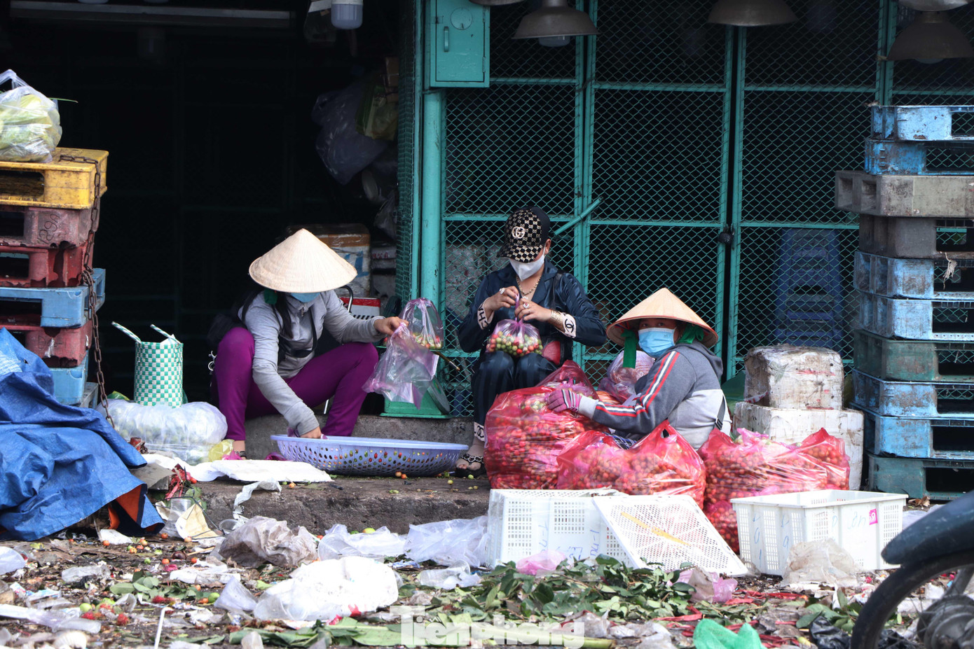 Một số tiểu thương còn hàng hóa chưa bán được cũng tranh thủ phân chia thành các túi nhỏ để phân phối cho người bán lẻ.