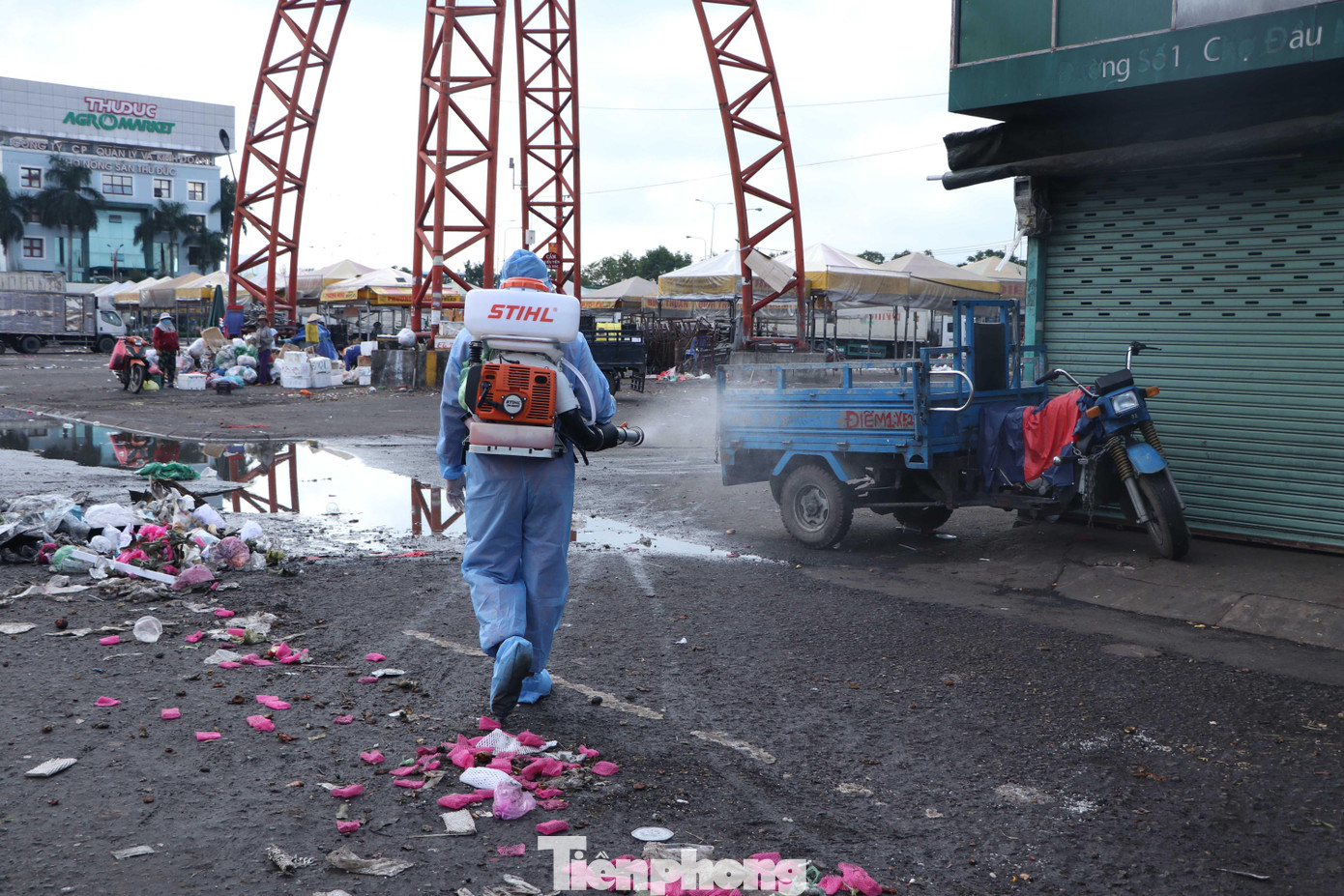 Ban quản lý chợ cũng cử nhiều nhân viên trang bị đồ bảo hộ, phun khử khuẩn toàn bộ khu chợ bằng CloraminB.