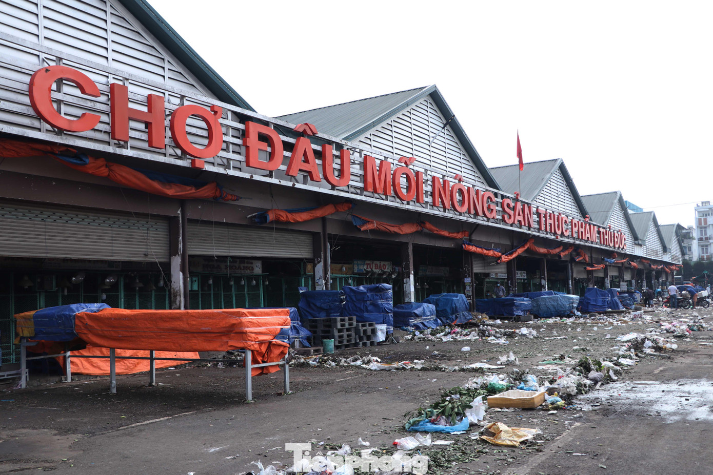 Do đó, UBND TP Thủ Đức yêu cầu tạm dừng hoạt động tập kết giao hàng, mua bán trực tiếp tại chợ đầu mối Thủ Đức để thực hiện công tác phòng chống dịch COVID-19, từ 8 giờ ngày 7/7 và chậm nhất 20 giờ ngày 7/7 phải vận chuyển hàng hóa ra khỏi chợ.