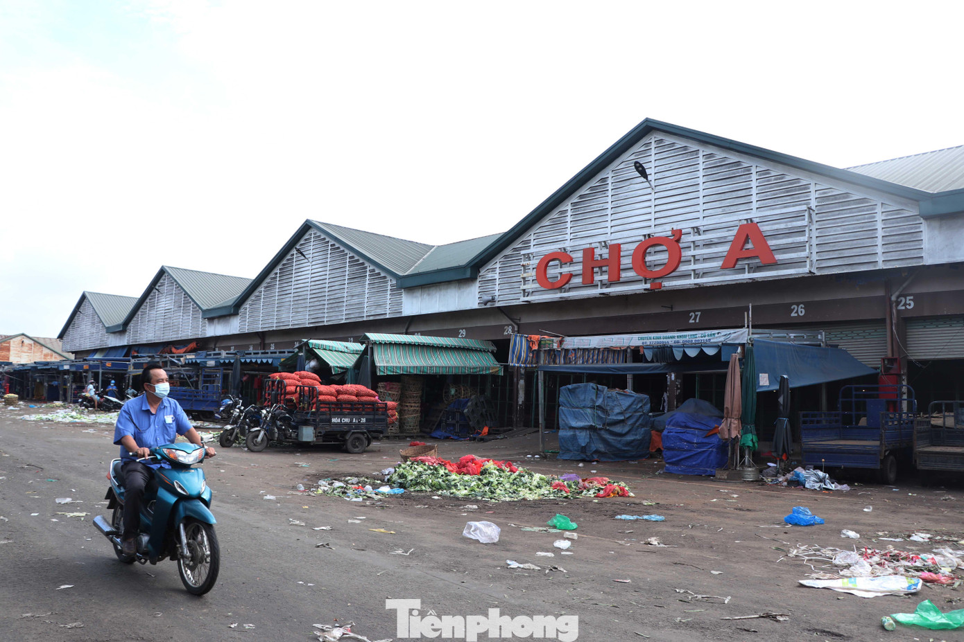 UBND TP Thủ Đức giao cho Công ty Cổ phần quản lý và kinh doanh chợ Nông sản Thủ Đức thông tin đến các tiểu thương biết để phối hợp vận chuyển. Đồng thời, tiến hành giao nhận theo hình thức điều phối trực tuyến và không giao thực hiện tại chợ đầu mối.