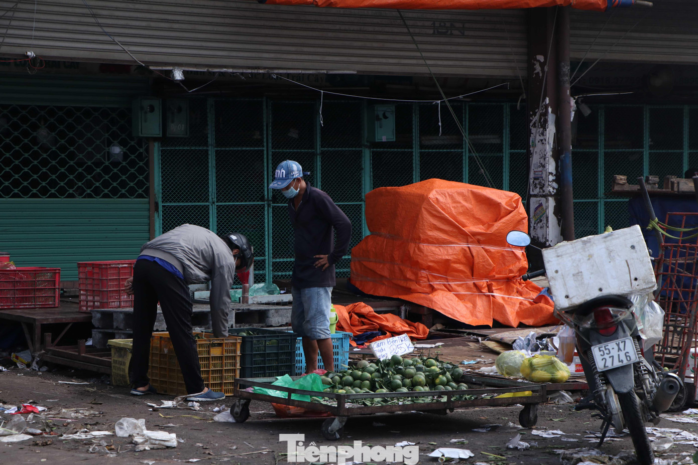 Ban quản lý chợ phối hợp phun khử tiêu độc, khử trùng toàn bộ khu vực chợ, phối hợp với Sở Công thương và UBND TP Thủ Đức xây dựng phương án phòng chống dịch với nhiều tình huống khác nhau để áp dụng khi chợ hoạt động trở lại.