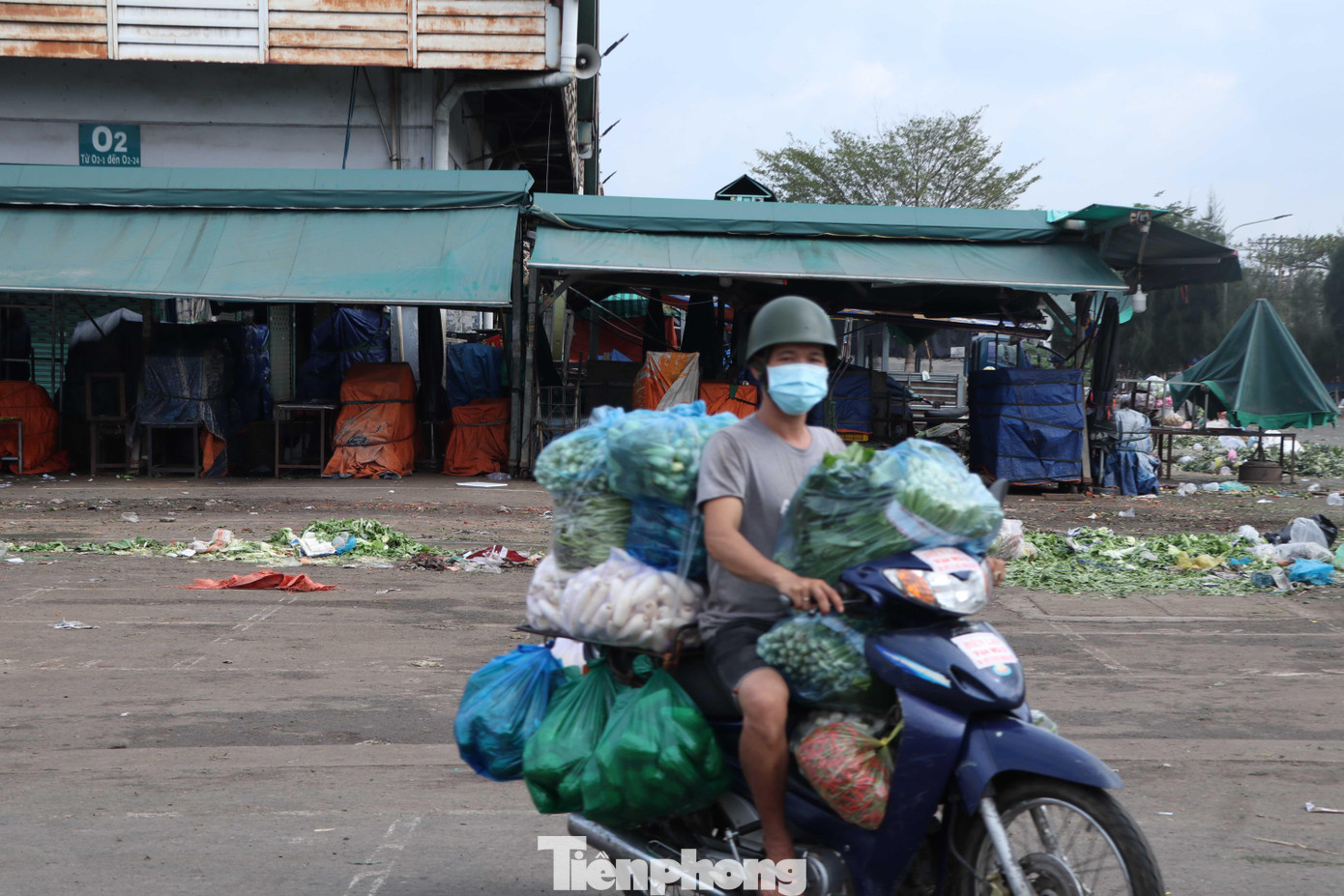 Nhiều người cũng tranh thủ đi mua lương thực, thực phẩm về dự trữ để sử dụng trong những ngày tới vì chợ đầu mối đóng cửa.