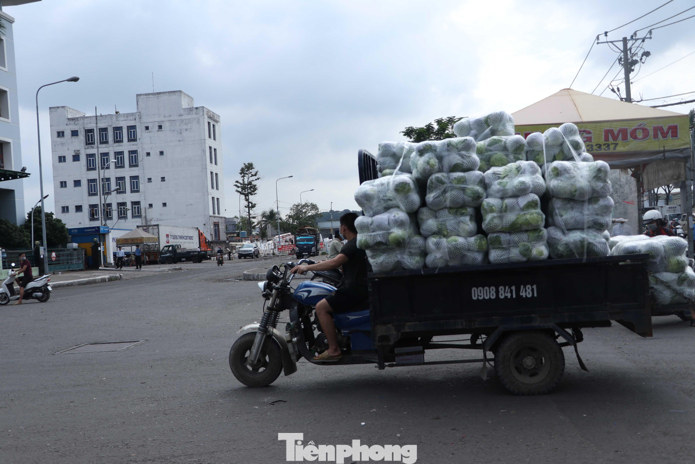 Trong ngày hôm nay, các tiểu thương sẽ dọn hết hàng hóa ra khỏi chợ để phục vụ phòng chống dịch. Trễ nhất là 20h tối 7/7, chợ đầu mối Thủ Đức sẽ phải đóng cửa tạm dừng hoạt động đến khi có thông báo mới