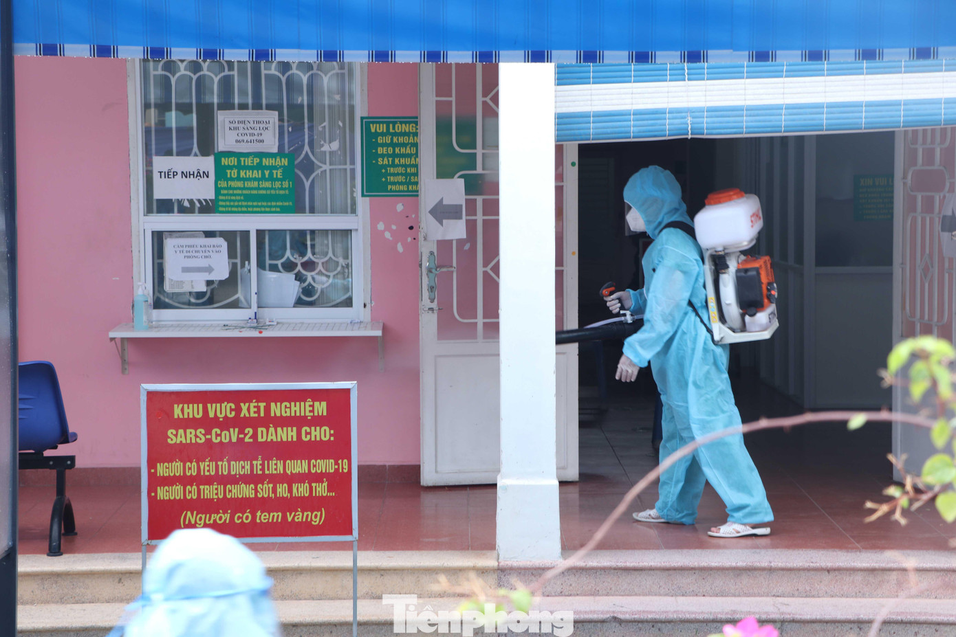 Các Trung tâm y tế địa phương sẽ giám sát thẩm định điều kiện cách ly. Các Trung tâm y tế địa phương sẽ giám sát thẩm định điều kiện cách ly.