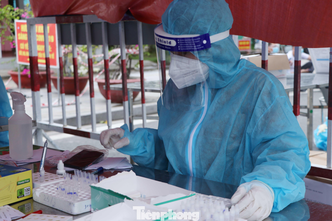 Những trường hợp này lập tức được chuyển vào khu vực cách ly để làm xét nghiệm RT-PCR và thông báo cho Trung tâm Kiểm soát Bệnh tật TP.HCM để tiến hành điều tra truy vết.