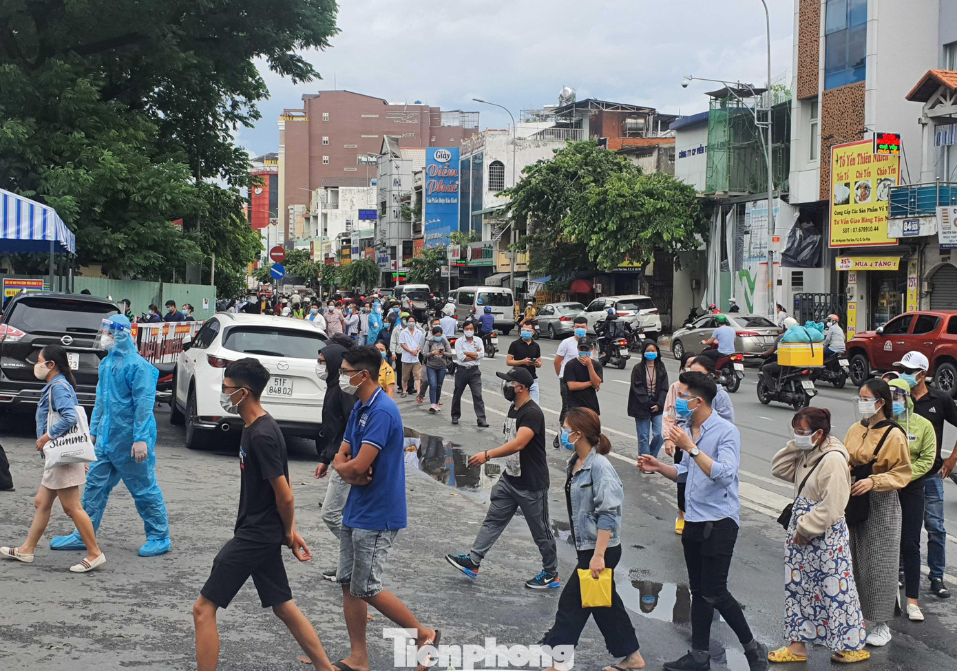 Nhân viên y tế bệnh viện phải liên tục điều phối, phát loa yêu cầu người dân chấp hành khuyến cáo 5K của Bộ Y tế, hạn chế giao tiếp.