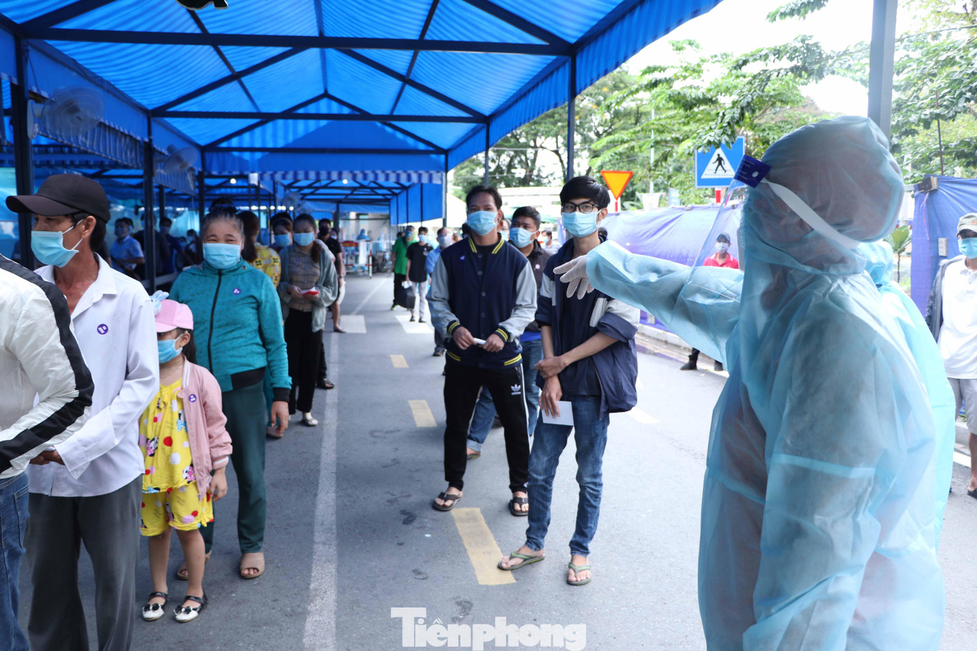 Những ngày gần đây, một số tỉnh thành và doanh nghiệp yêu cầu người dân phải có giấy xét nghiệm âm tính mới cho đi làm nên số lượng người đến xét nghiệm dịch vụ tăng nhanh đột biến. Hiện nay, mỗi ngày bệnh viện làm xét nghiệm cho khoảng 3.000 người.