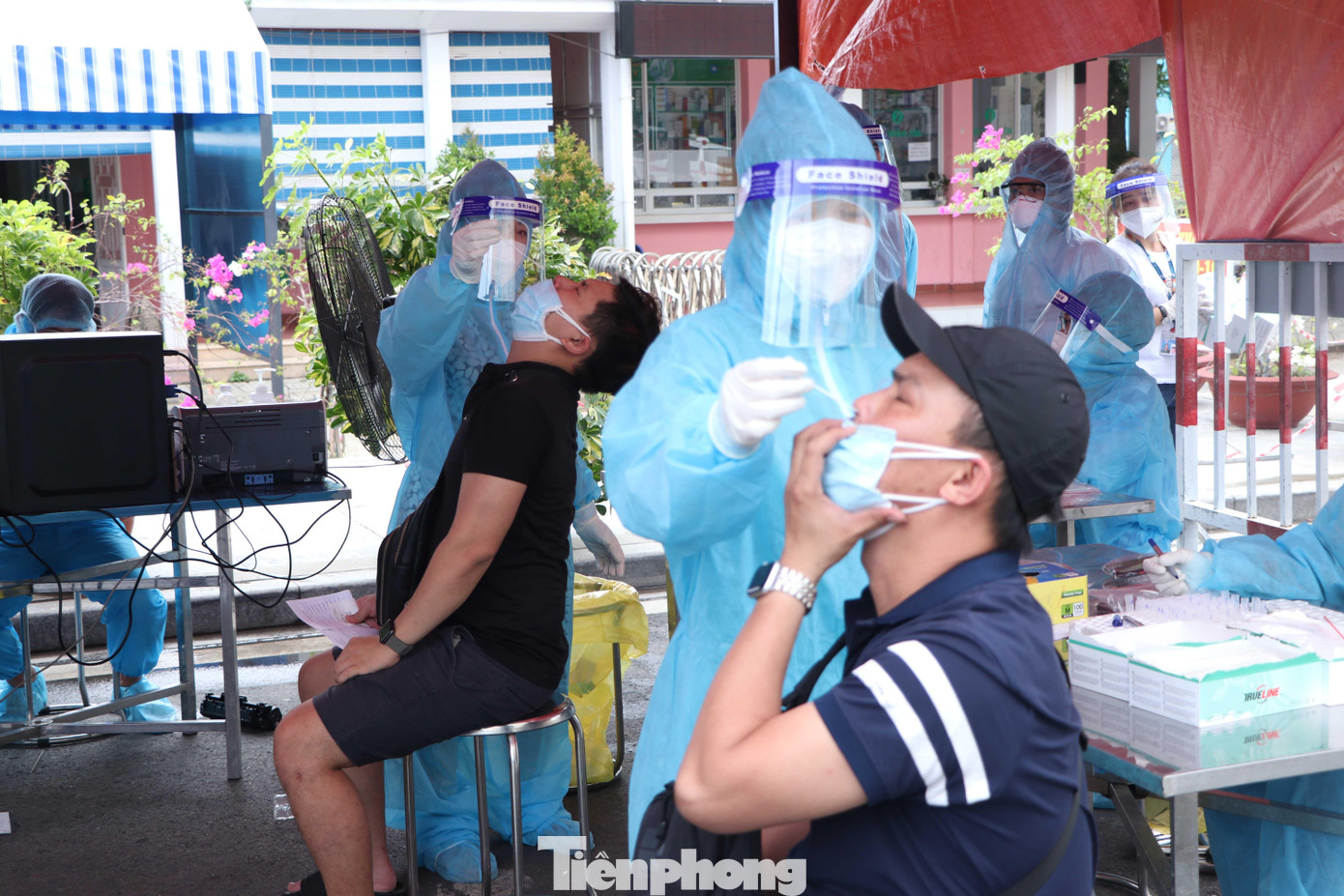 Cách ly tại nhà phải lấy mẫu xét nghiệm ít nhất 5 lần. Cách ly tại nhà phải lấy mẫu xét nghiệm ít nhất 5 lần.